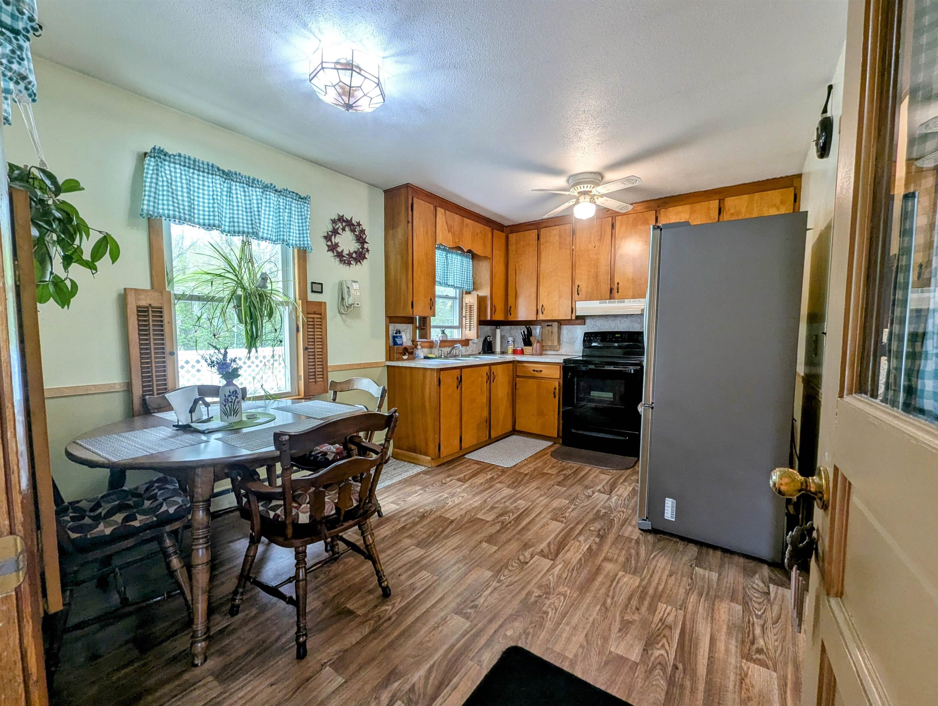 Eat-In Kitchen 23145964