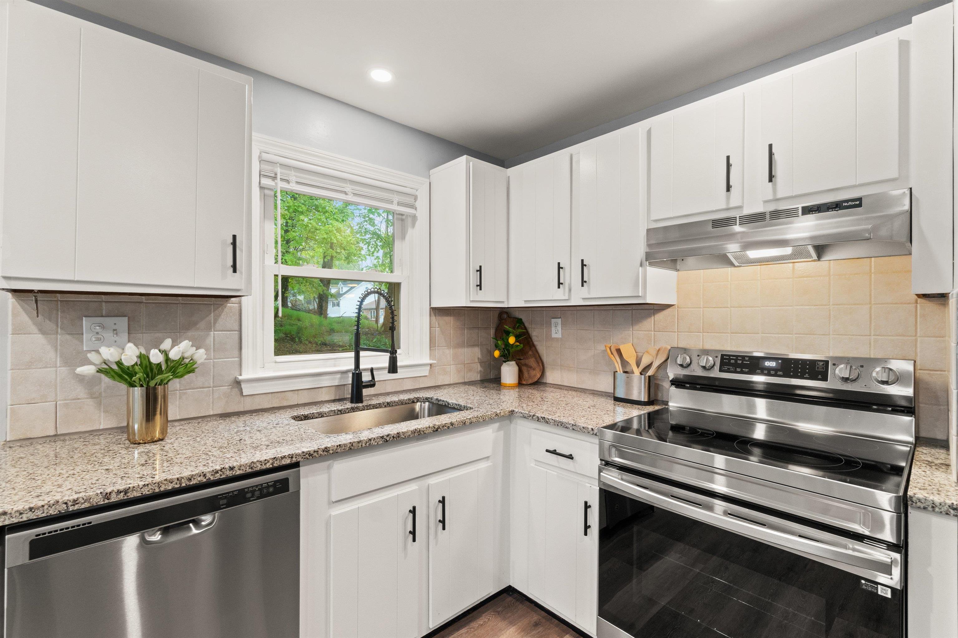 The chef will appreciate the brand new oven & fridge 23152216