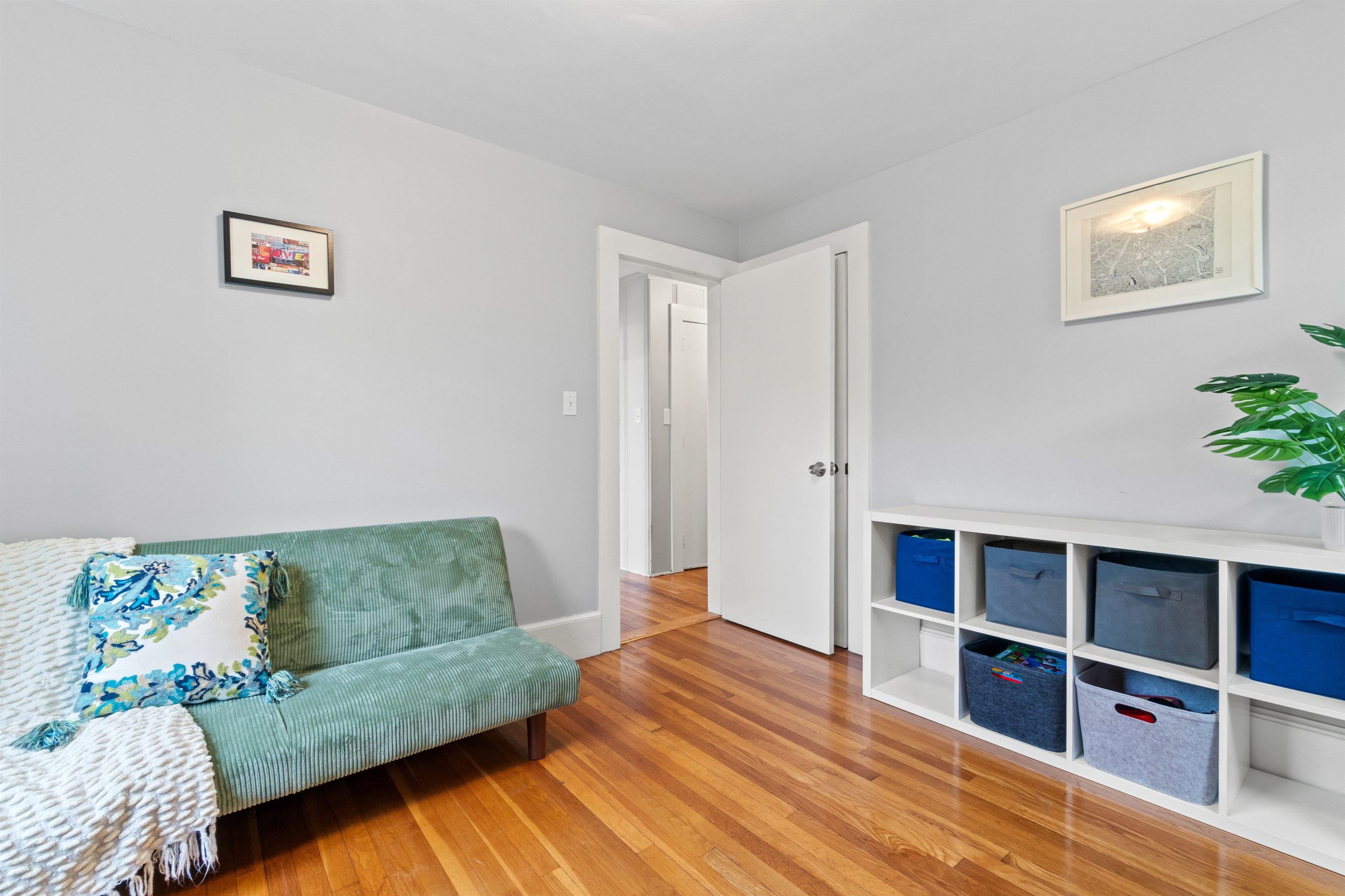 Neutral decor and more hardwood floors! 23152226