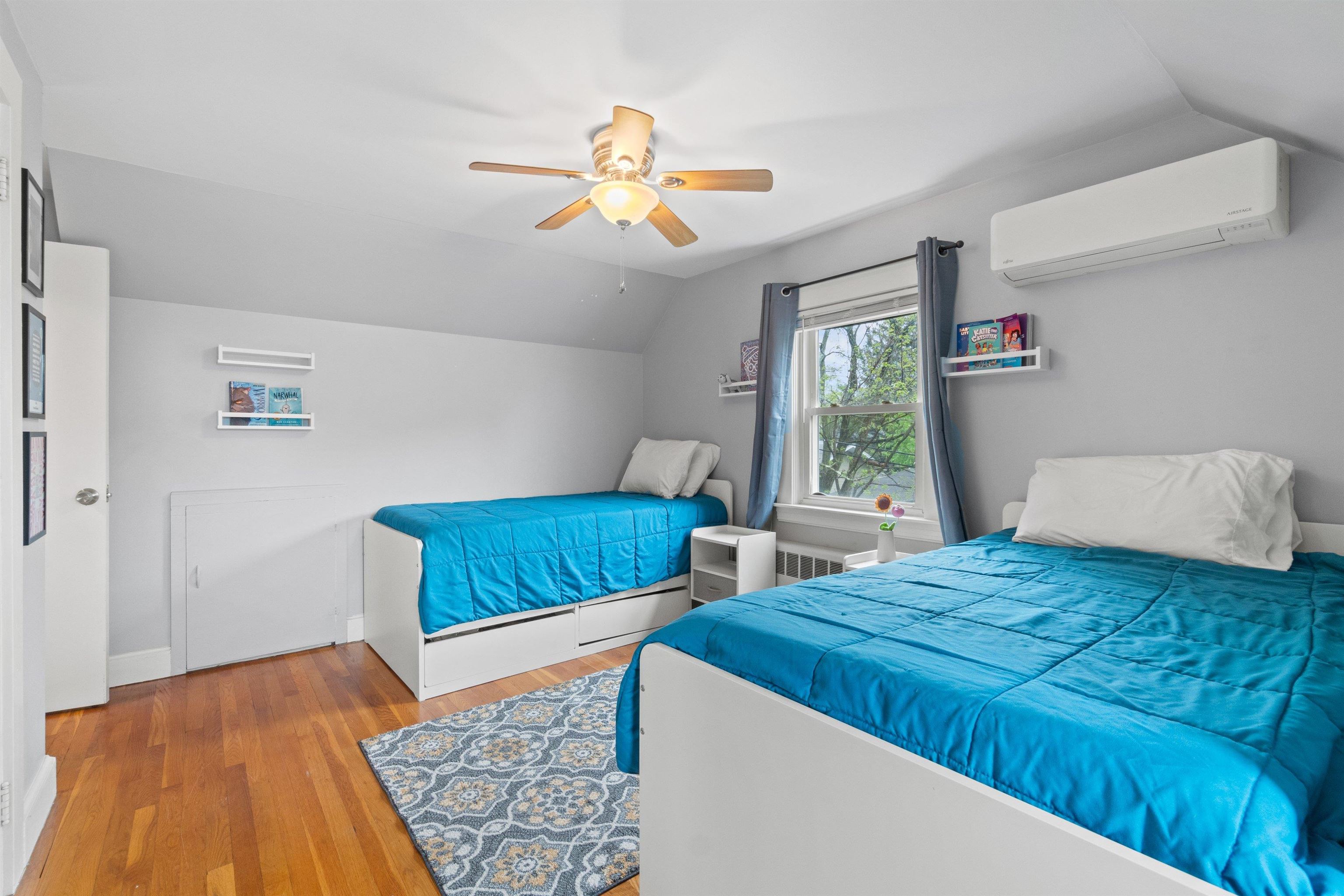 Hardwood floors offer easy maintenance! 23152235