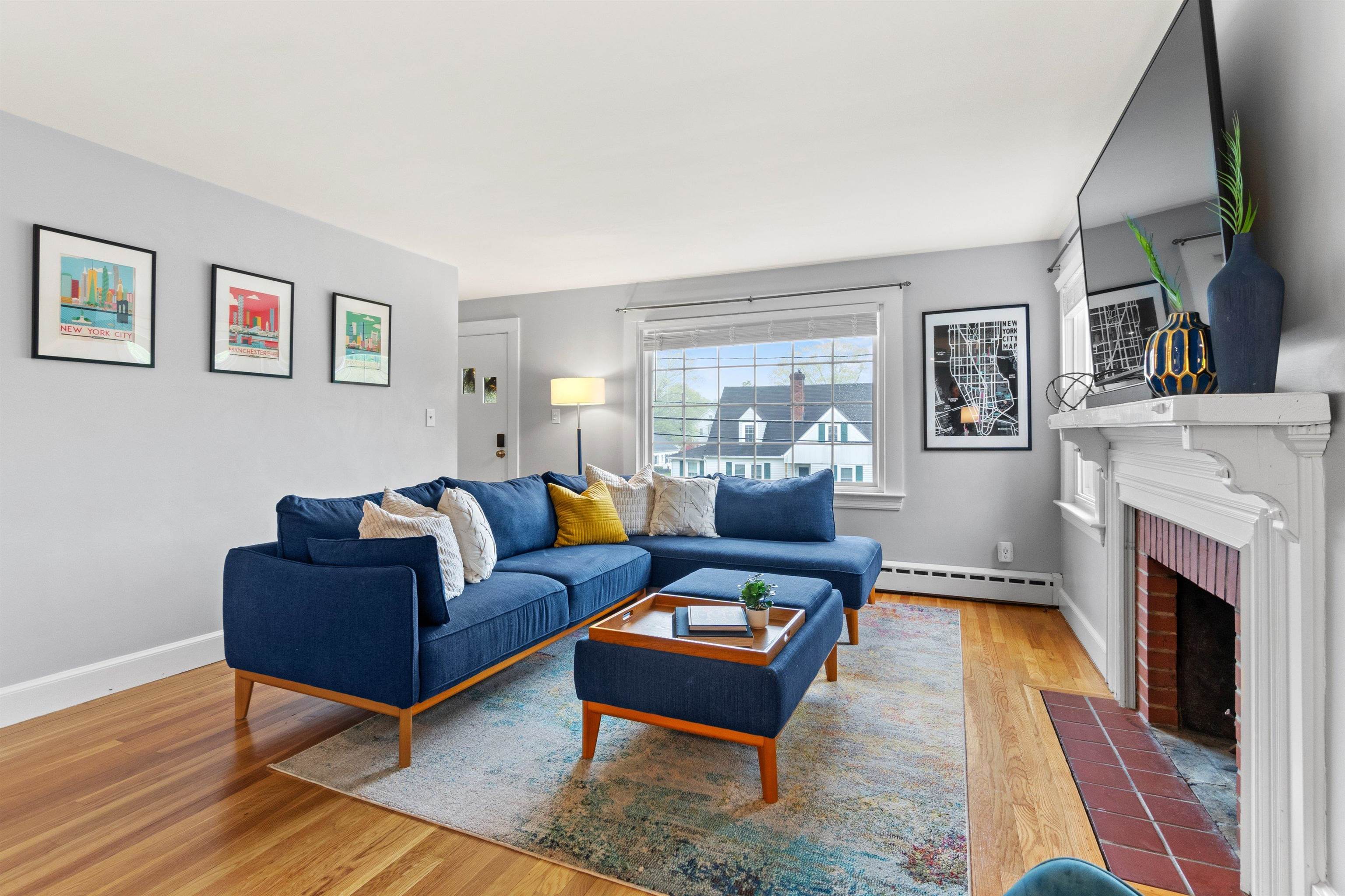 Beautiful hardwood floors! 23152210
