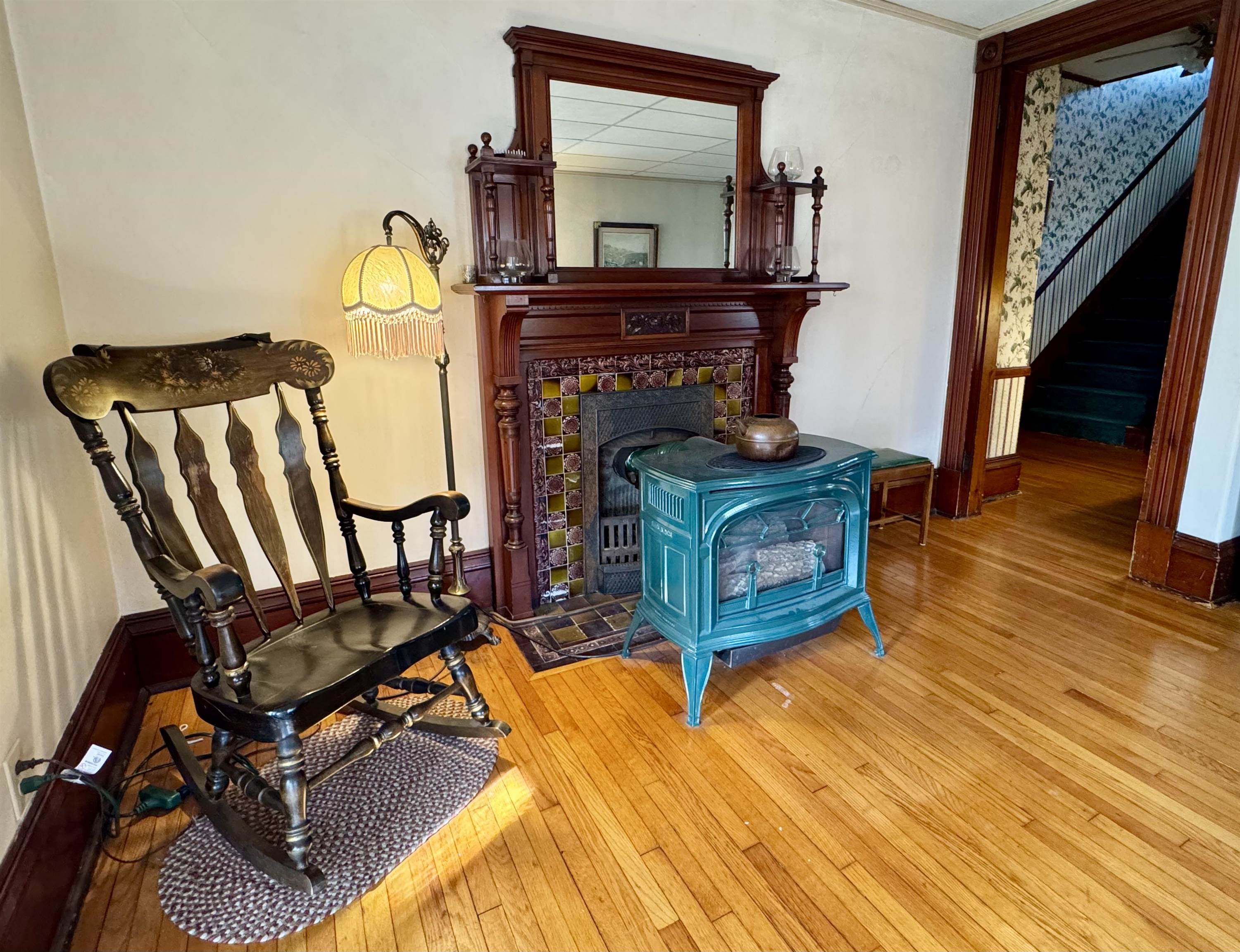 Living Room w/ gas stove vented throgh fireplace chimney 22954022