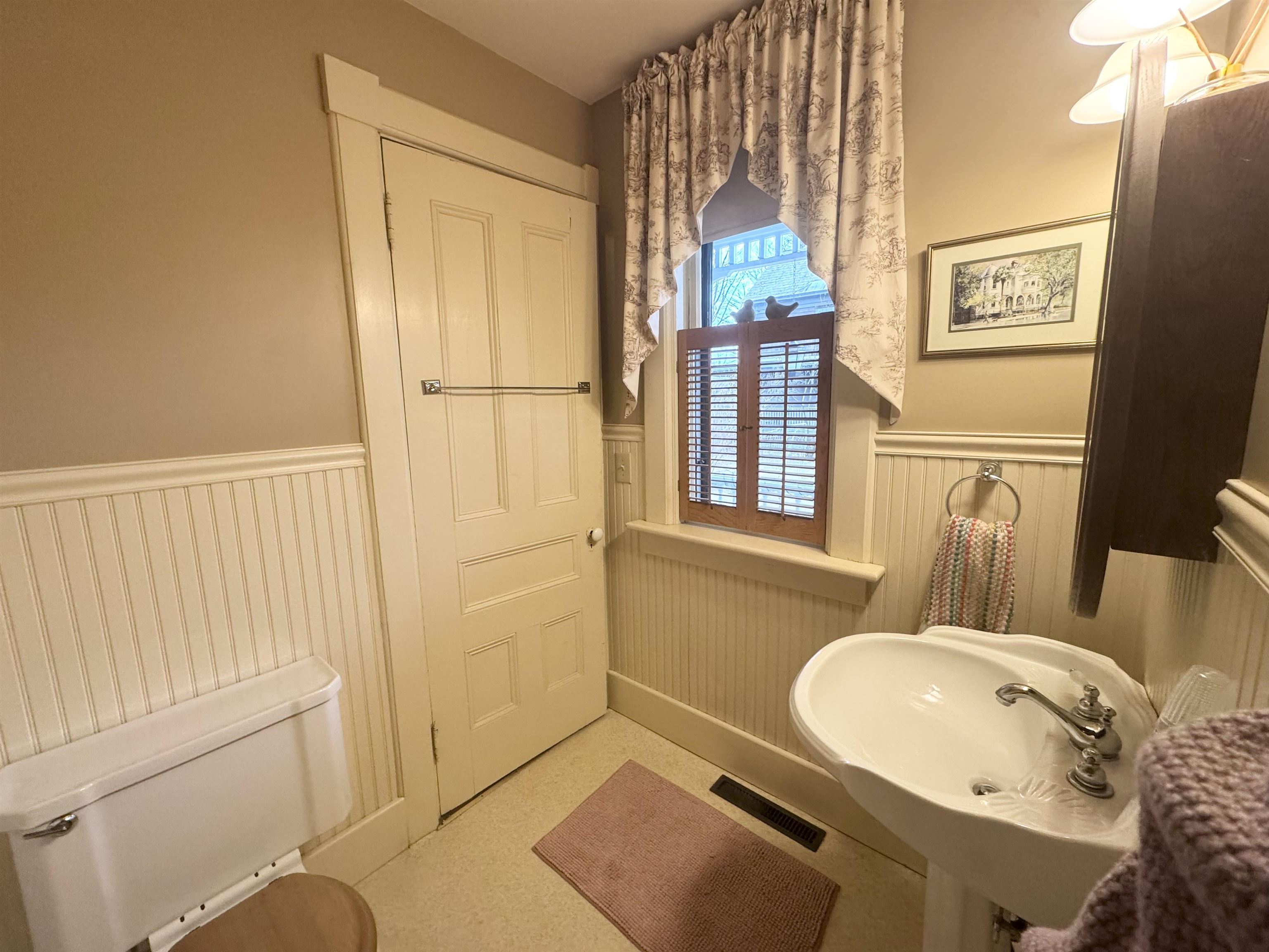First floor half bath 23118802