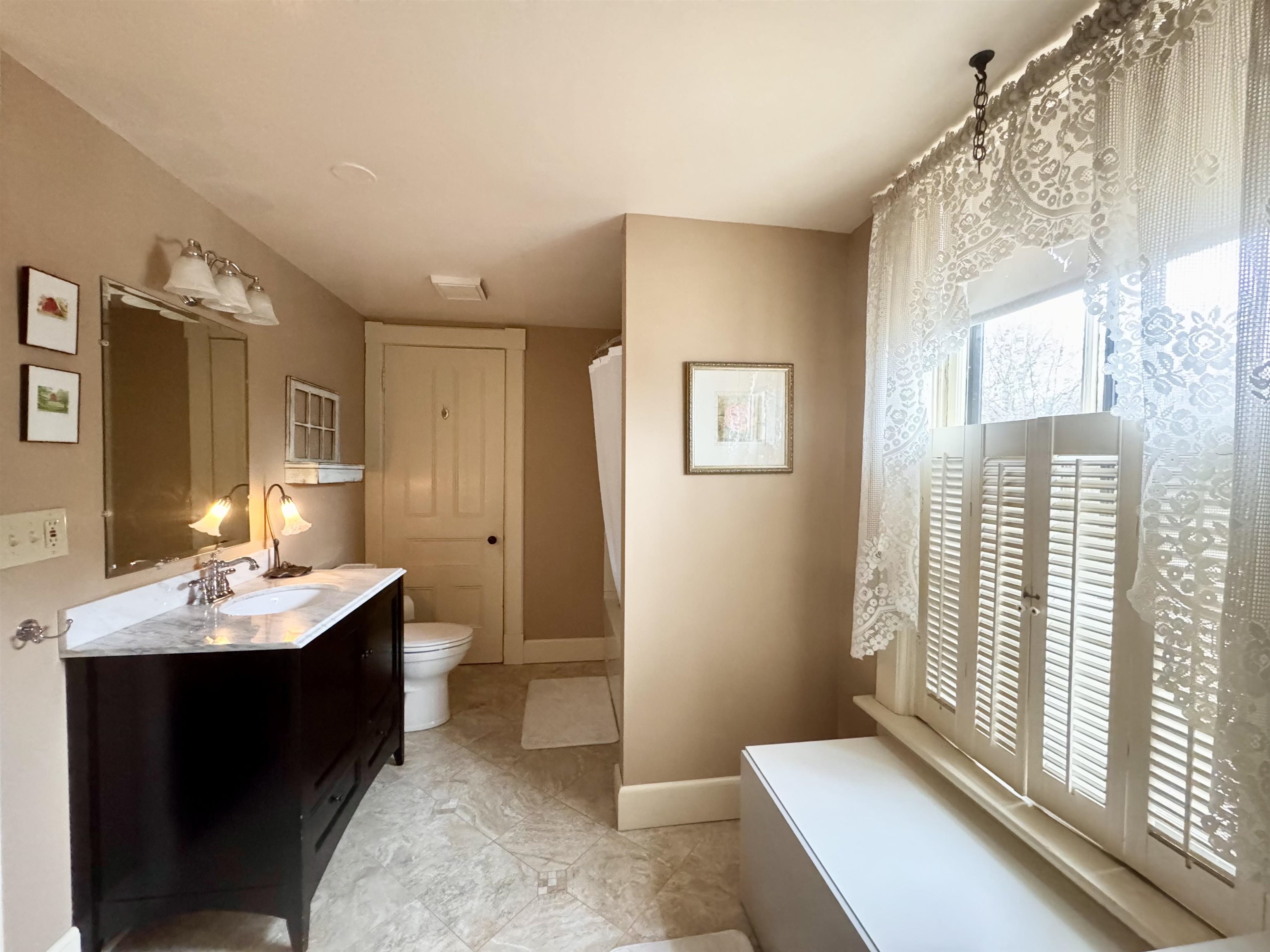 Second floor full bath. Connected to bedroom 1; exits into hallway 22915129