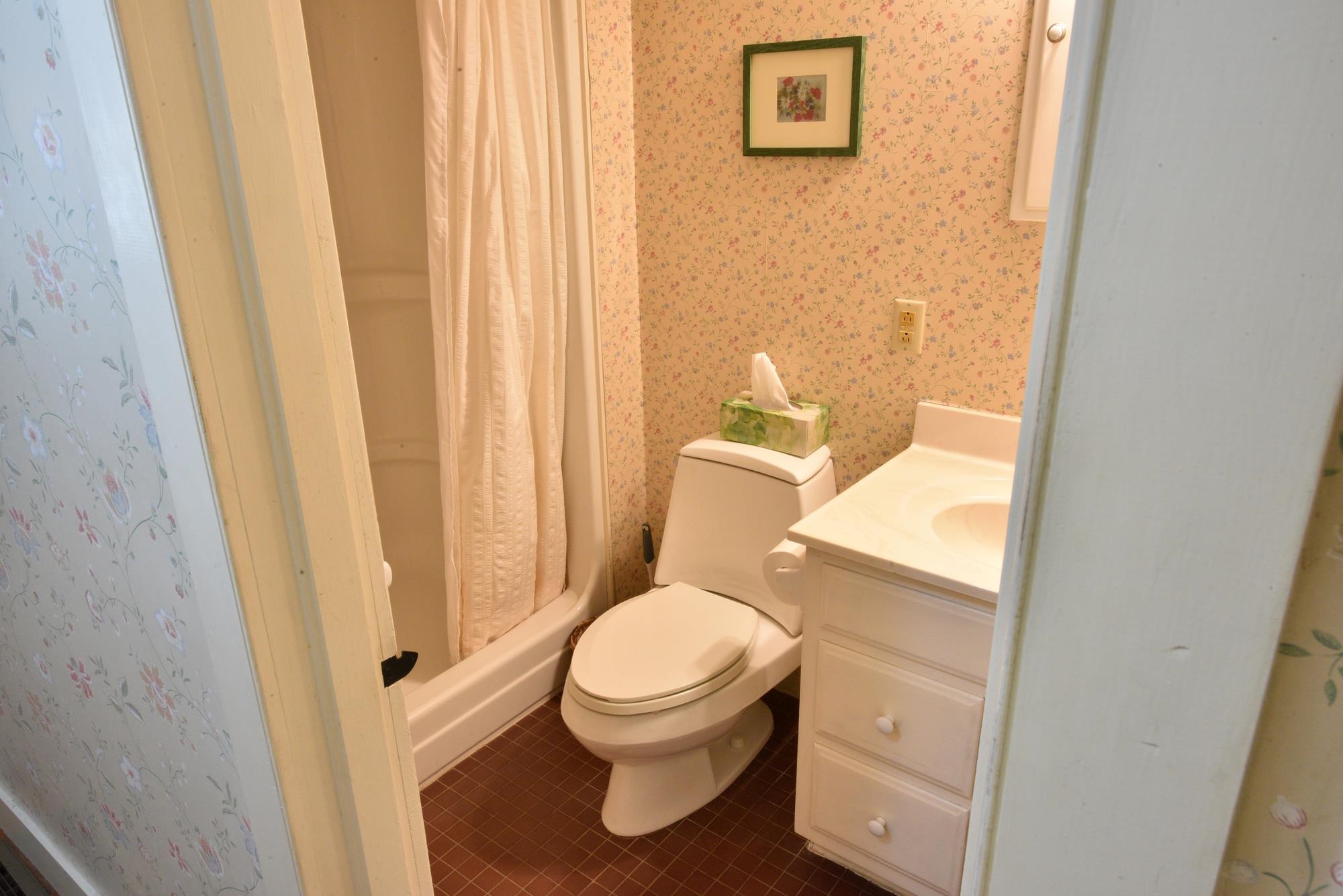 Hall bath on first floor 23164652