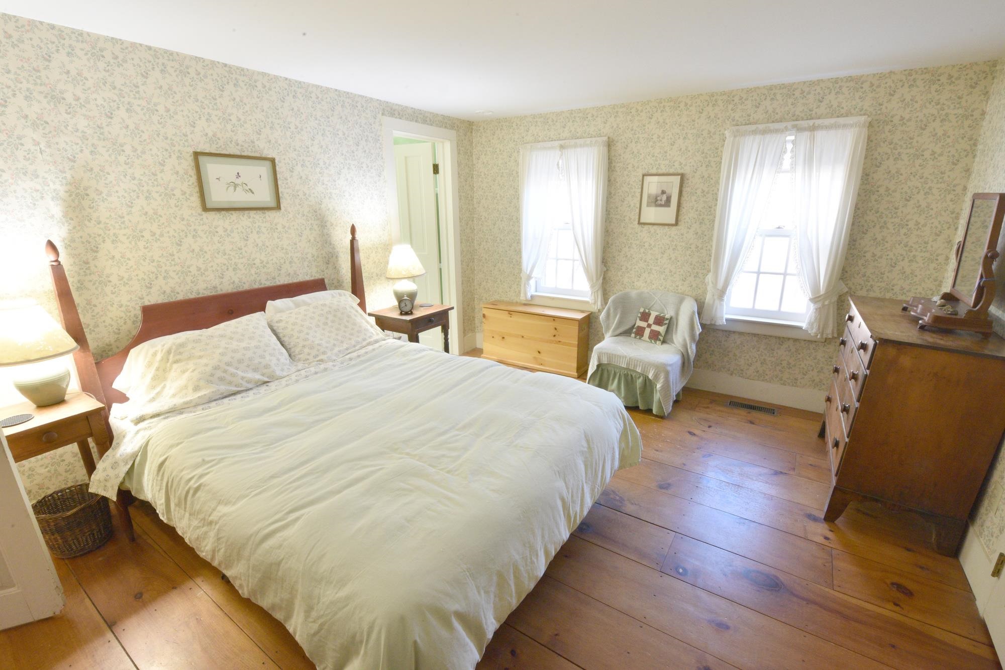 Second first floor bedroom with private bath 23164655