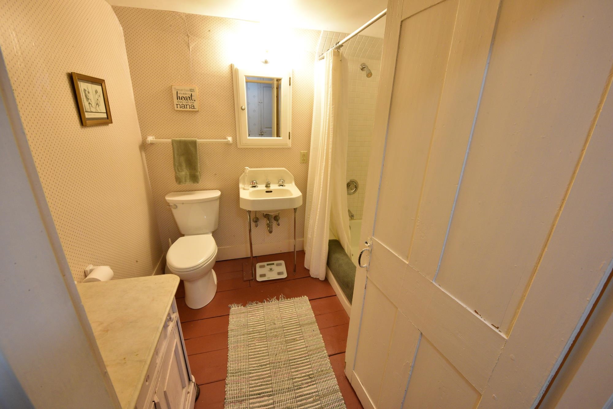 Upstairs full bath 23164661