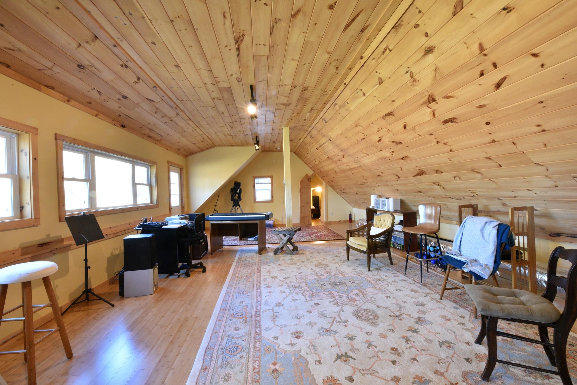 Huge studio space 23164665