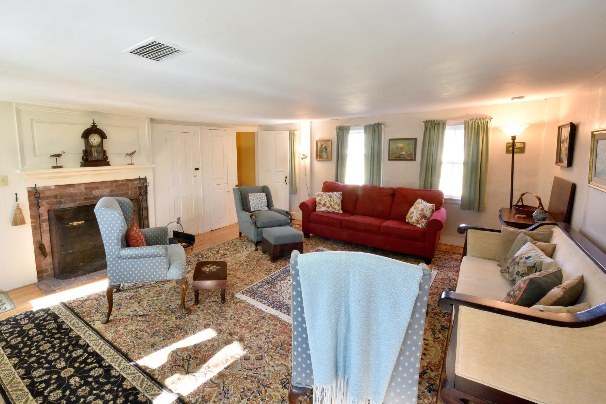 Living room with fireplace 23164638