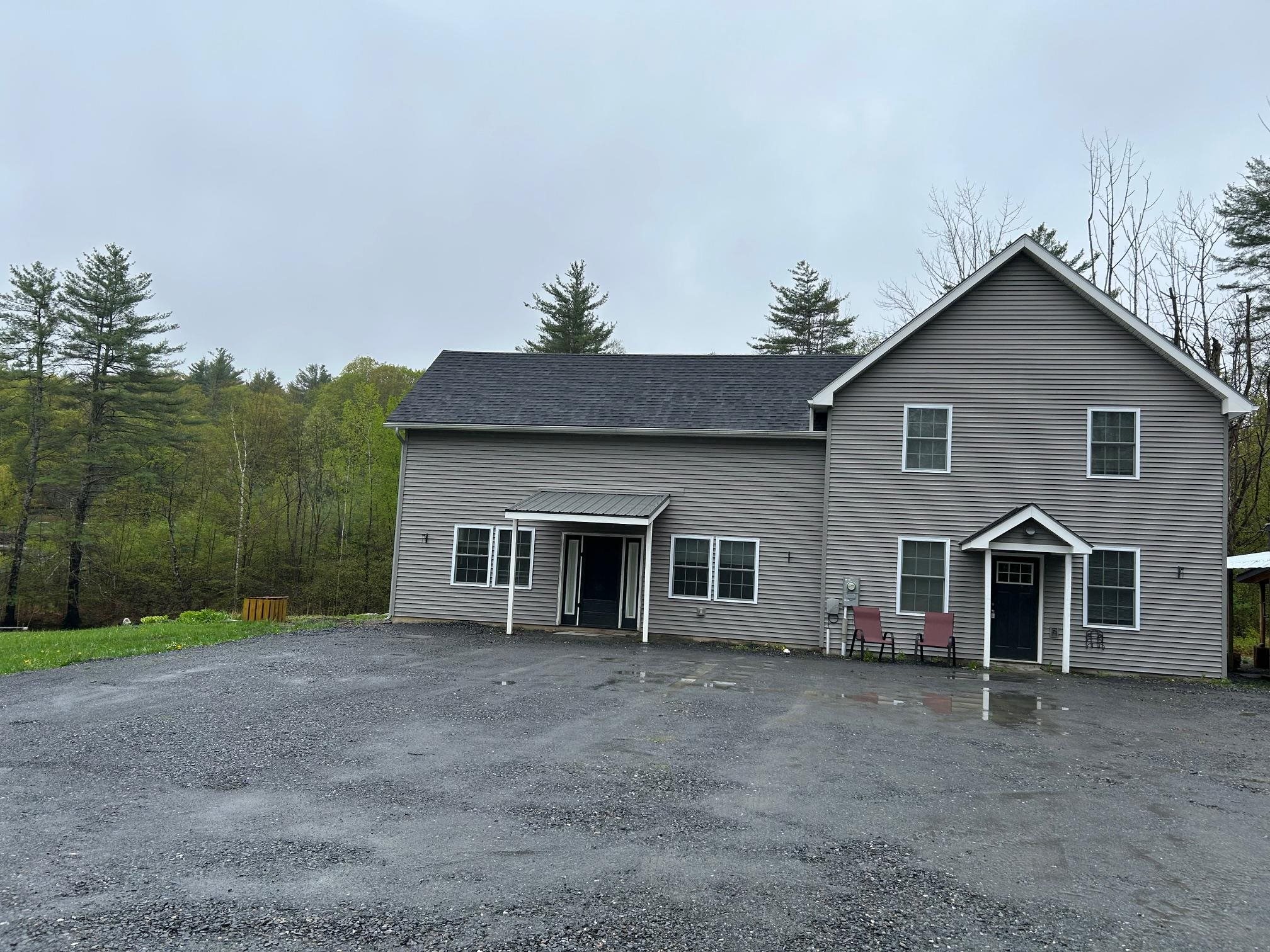 Nice flat parking area, easy entry! 23155280