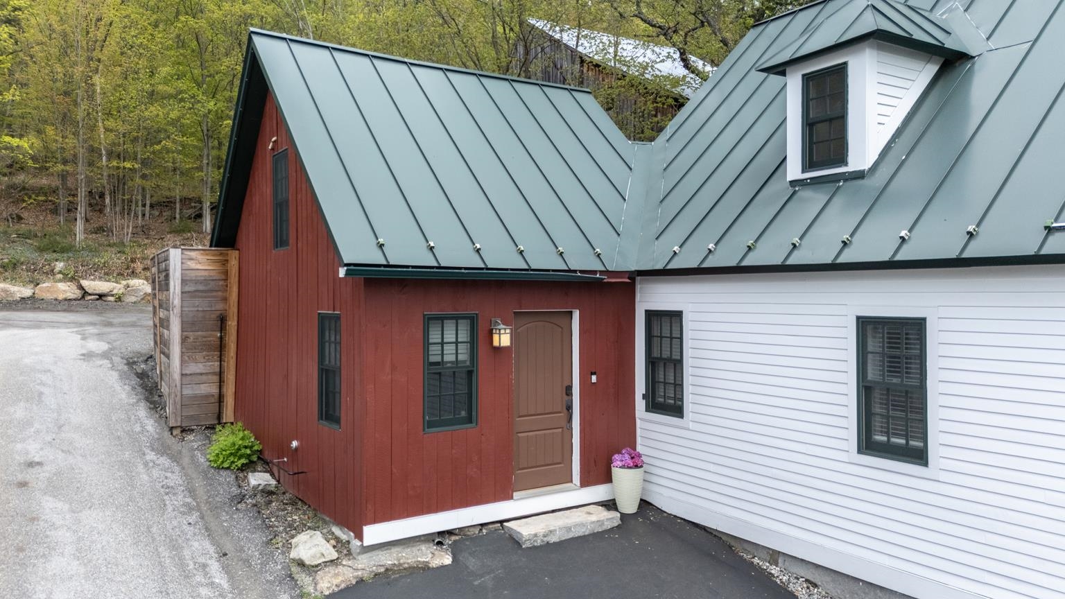 Entry to Maple Loft 23189278