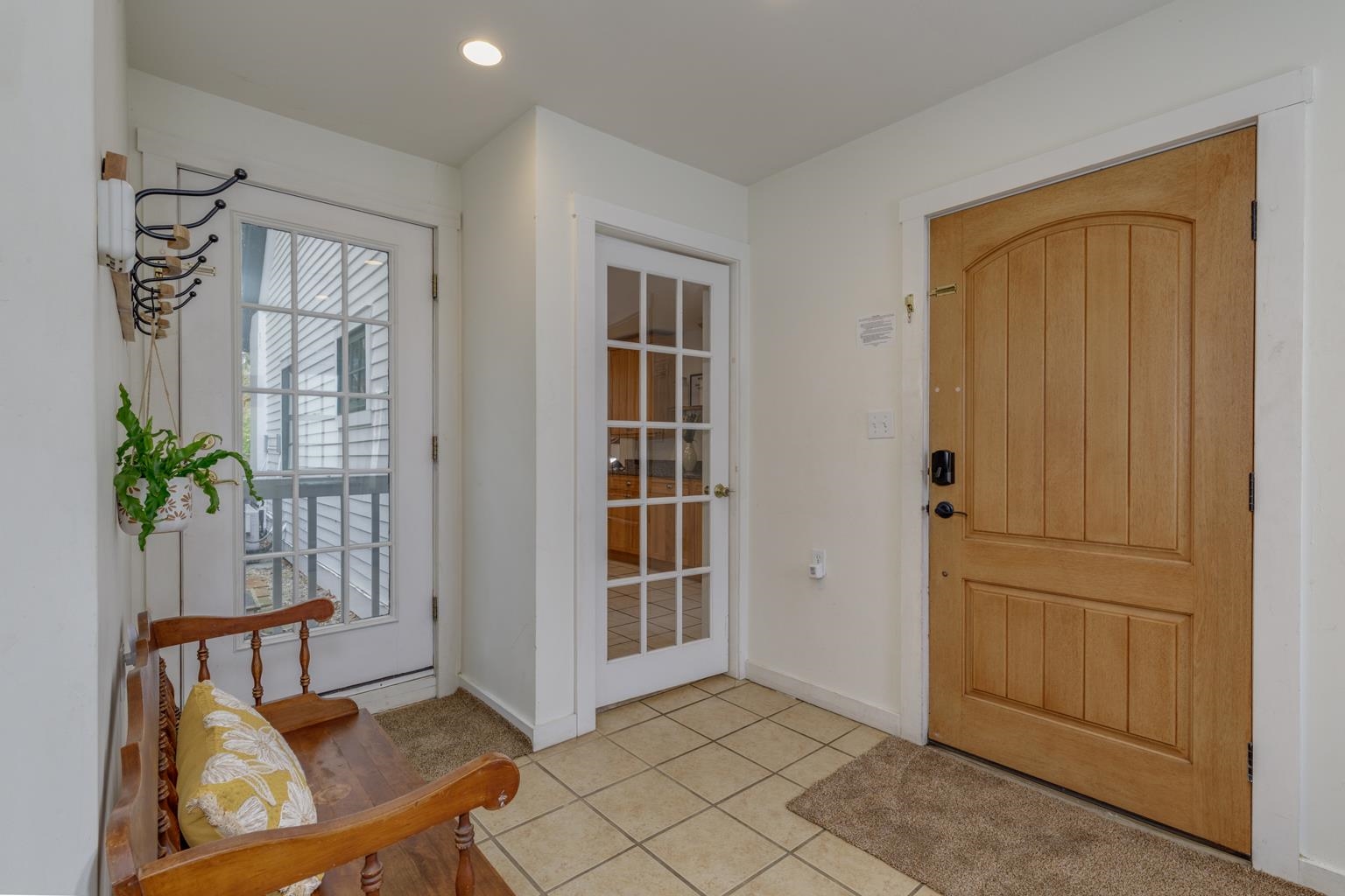 To Kitchen and Patio 23189281