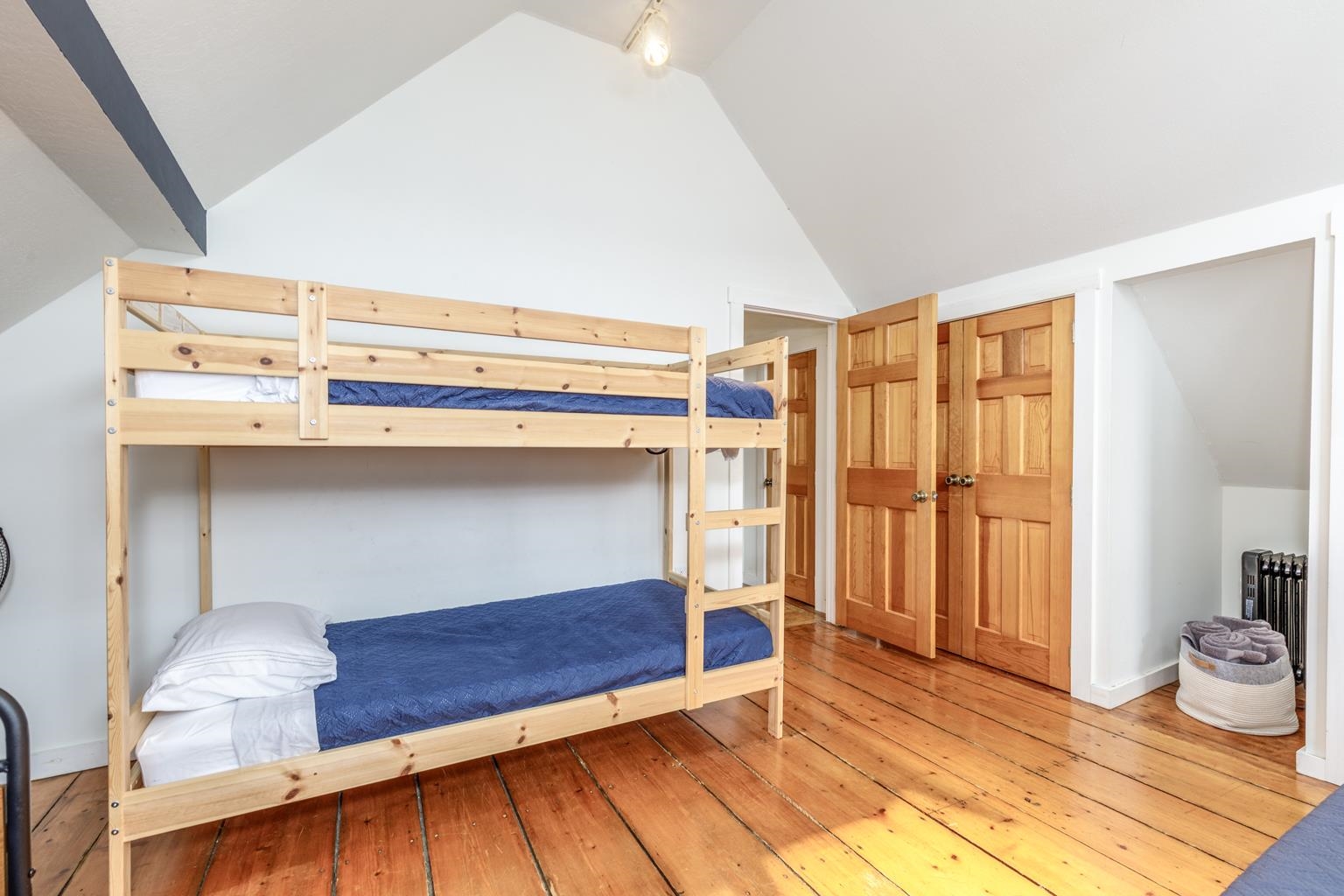 Spacious Bunk Room 23189392