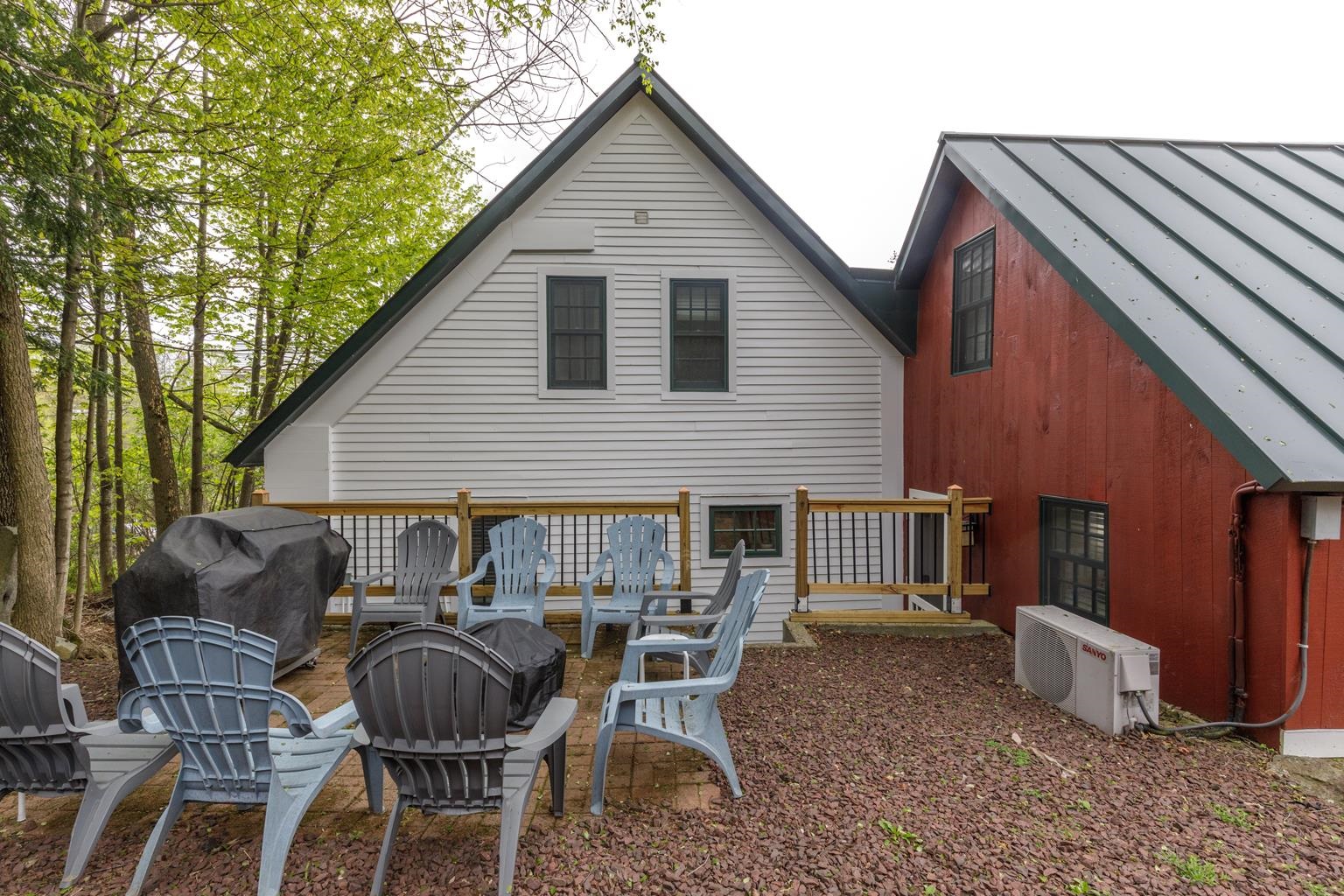 Private Patio 23189396