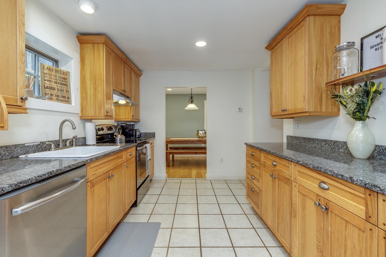 Spacious Kitchen 23190265