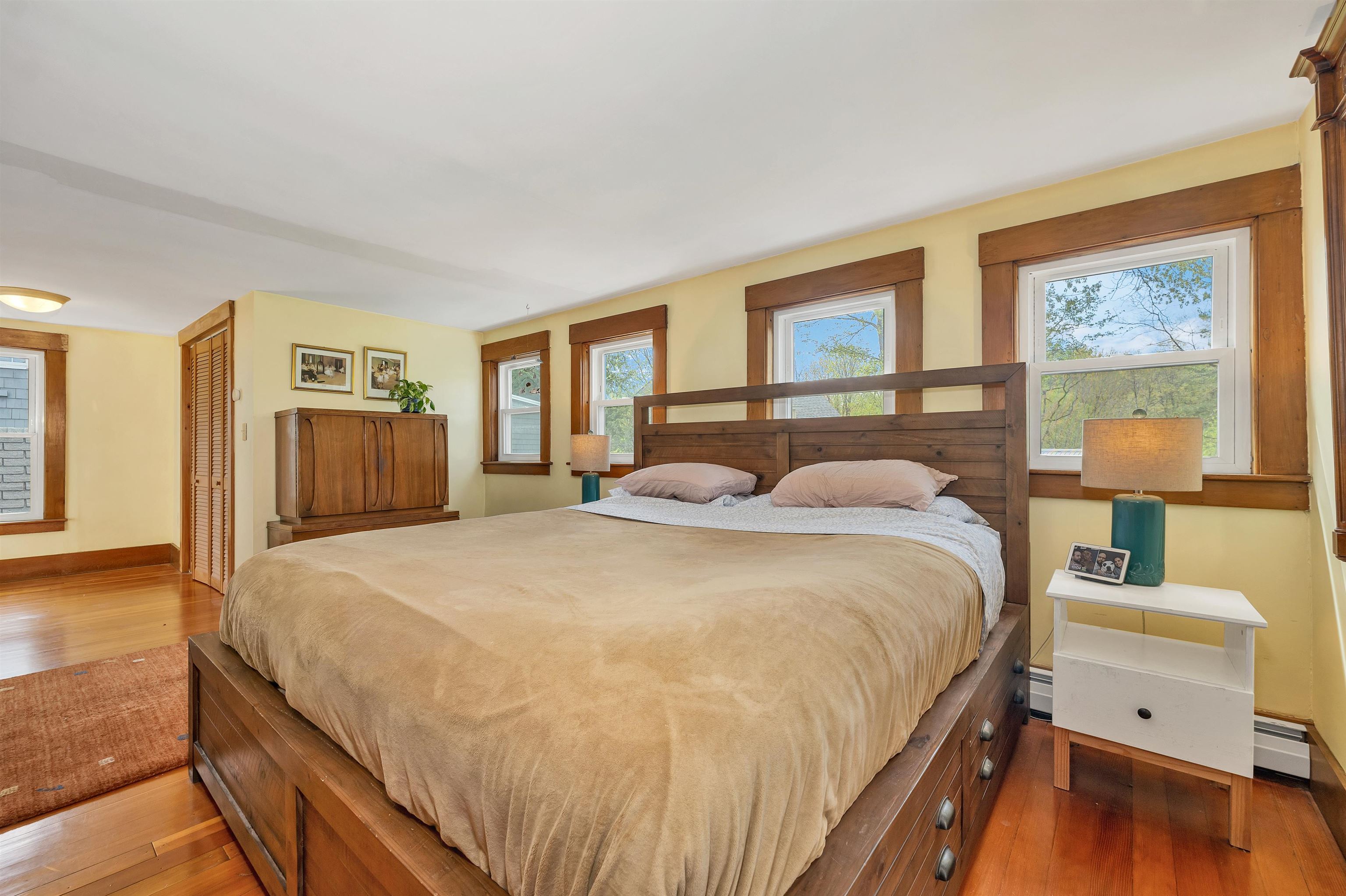 2nd floor large bedroom 23169295