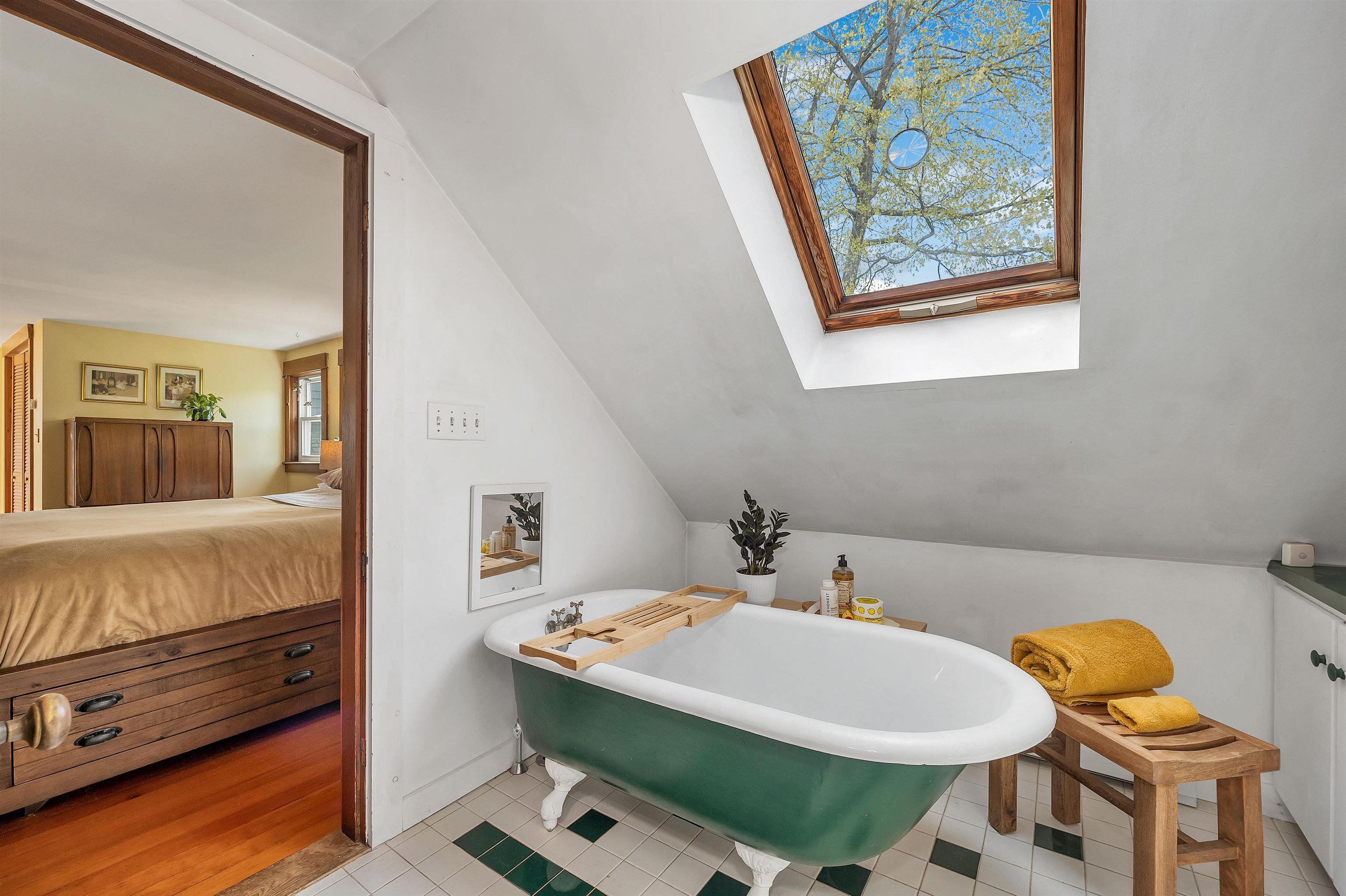 Claw foot tub 23169291