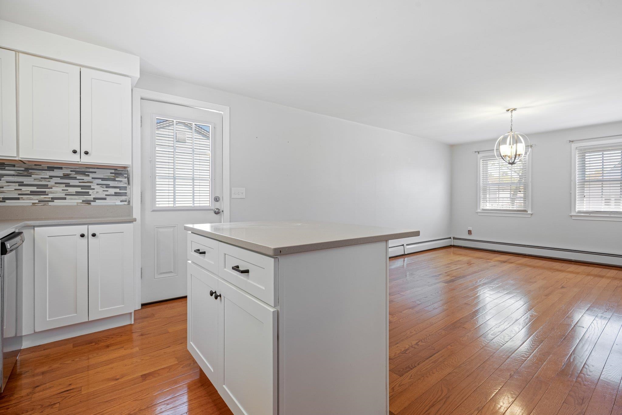 Spacious dining area, perfect for entertaining! 23195157