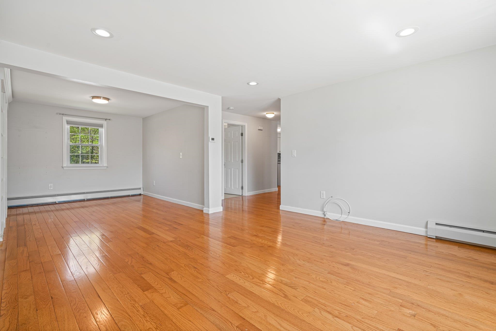 Inviting, light and bright living room 23195147
