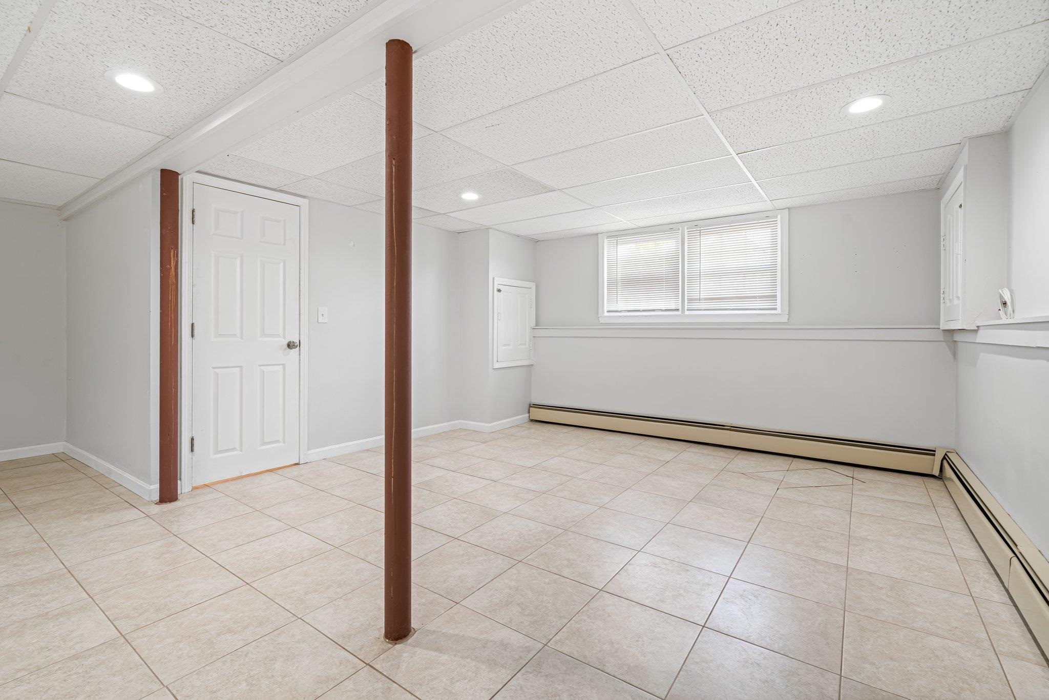 Light bright and spacious family room 23195168