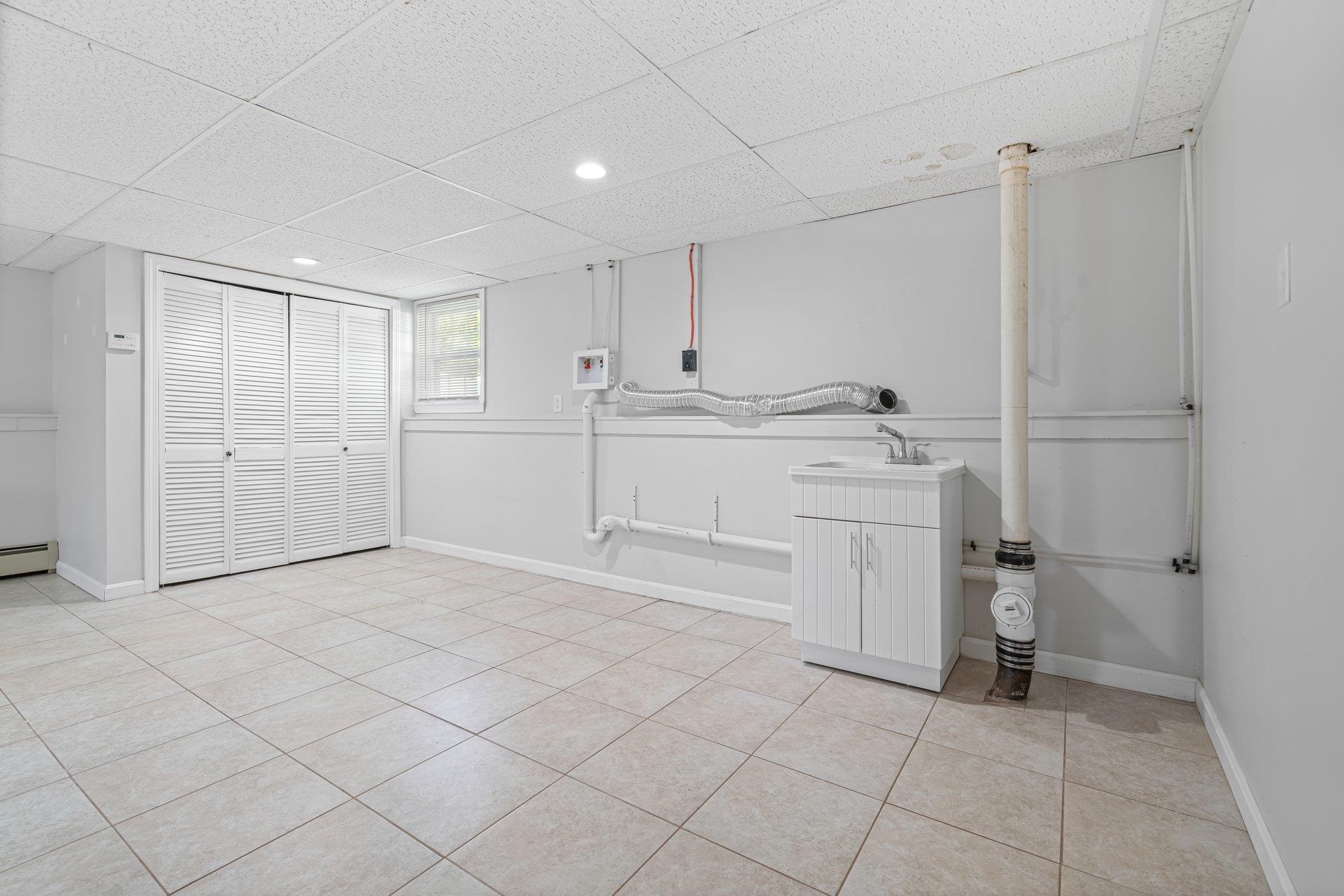 Laundry area 23195172