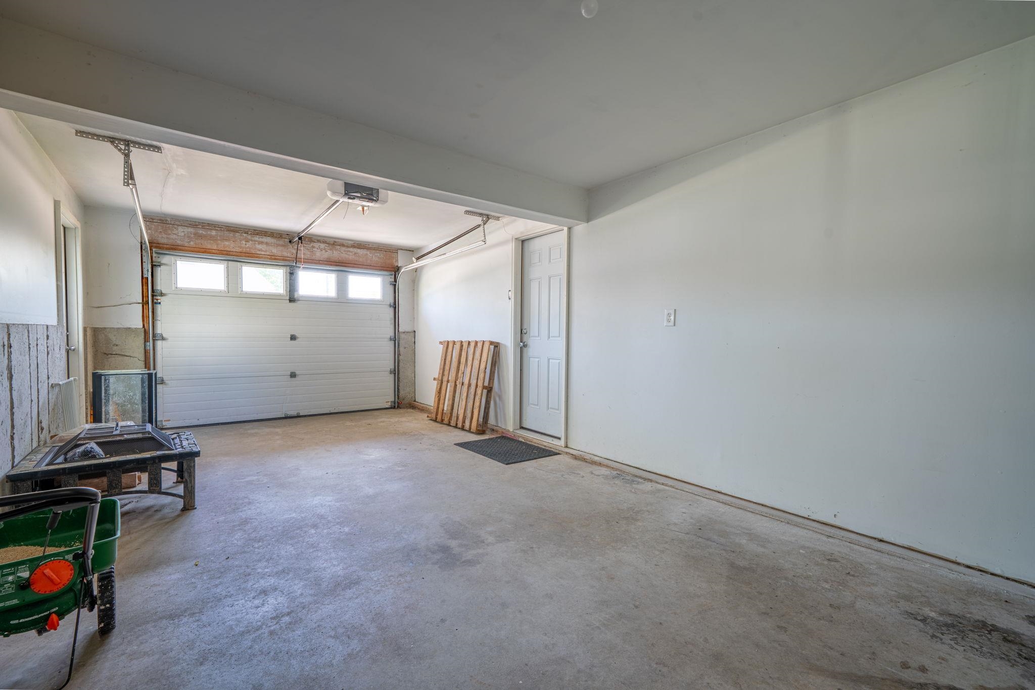 Always nice to have a garage! 23195173