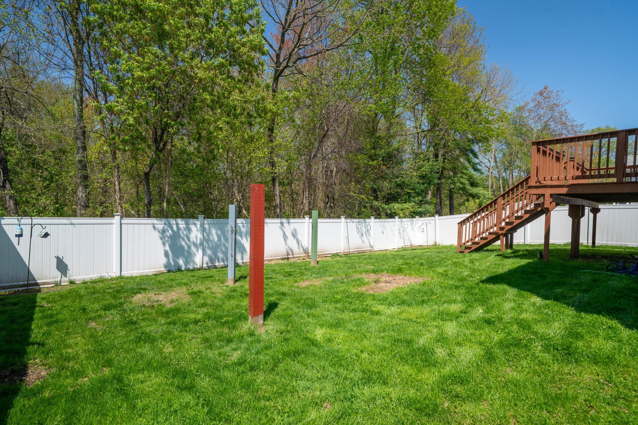 Fully fenced rear yard 23195182