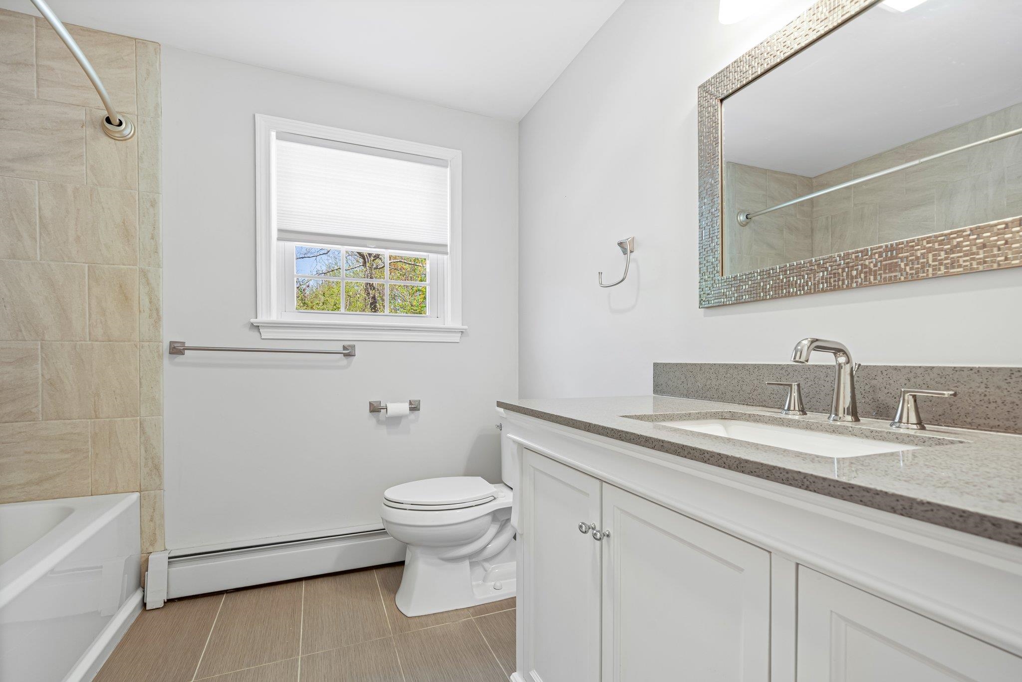 Main floor full bath 23195131