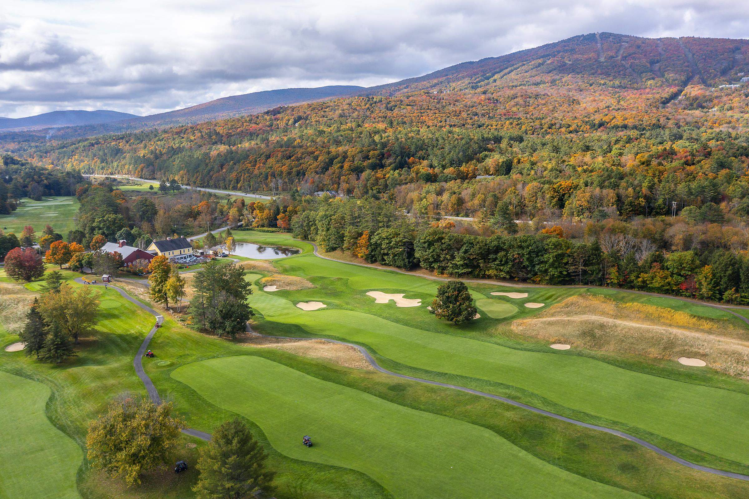 Golf course in town 23213128
