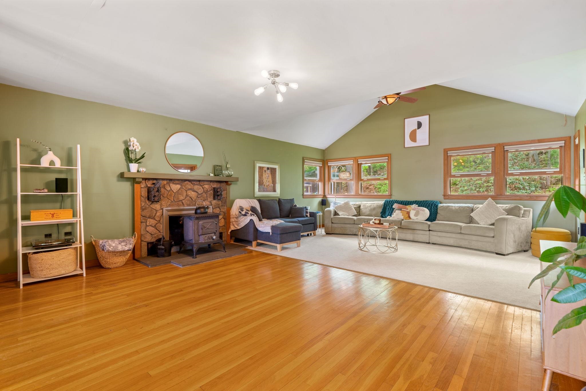 Family Room 23214544