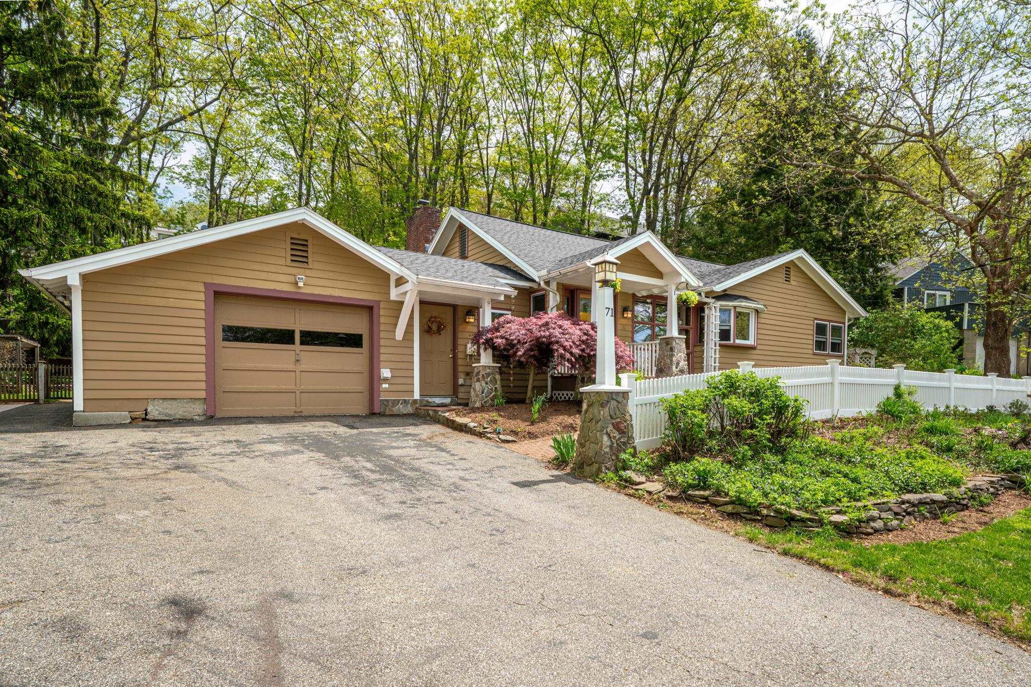 Driveway Area with Garage 23214729