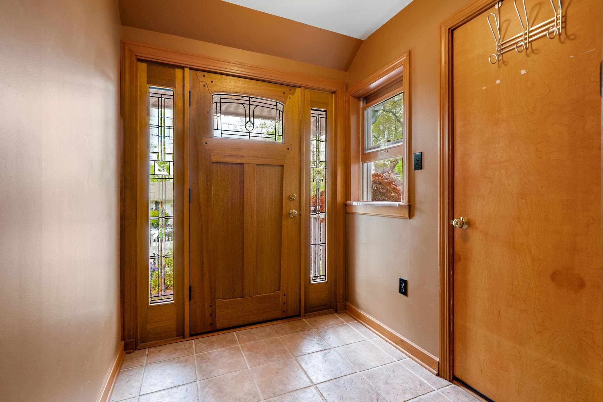 Foyer From the Front Entry 23214537