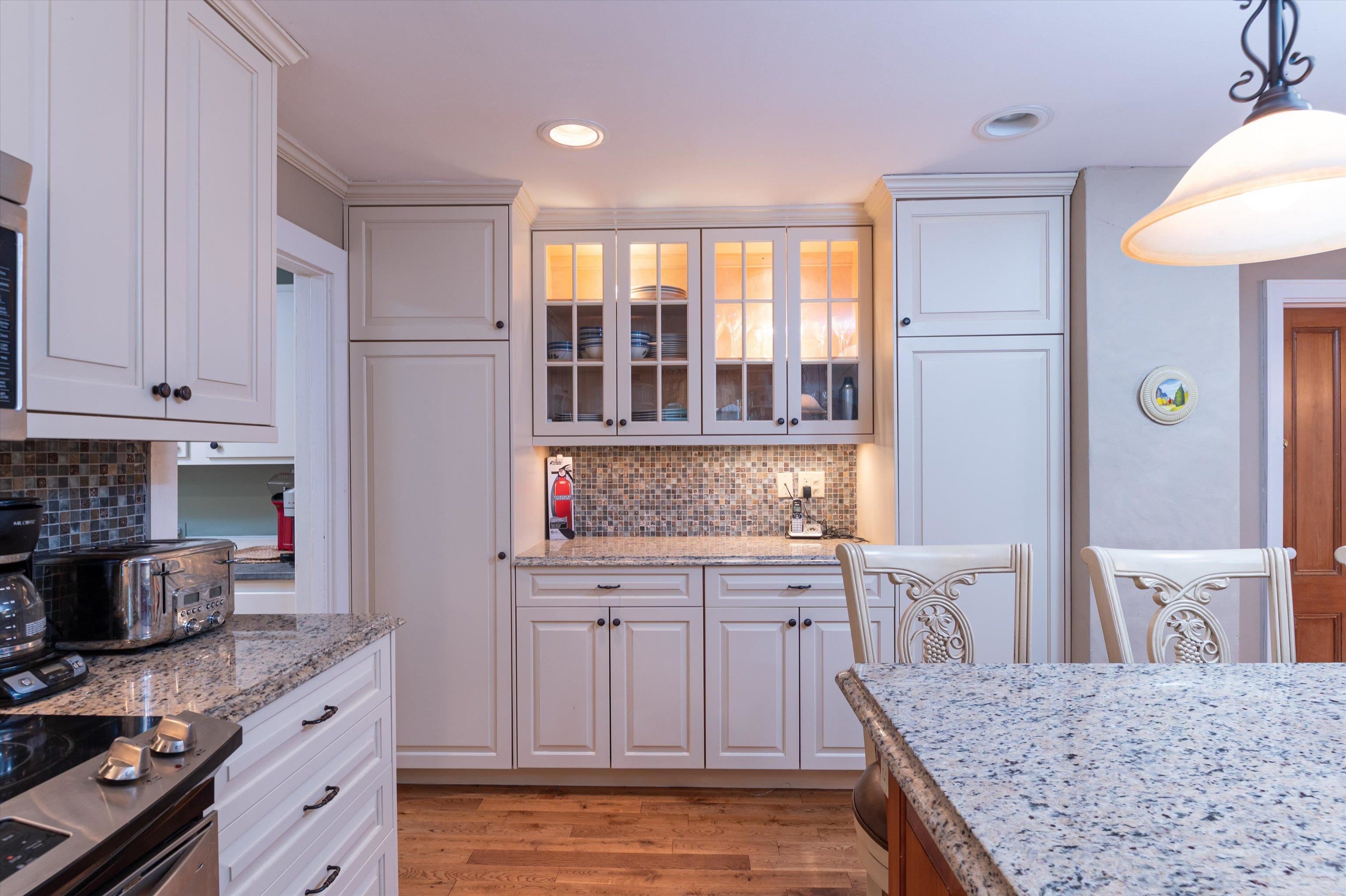 Generous work space in kitchen 23176814