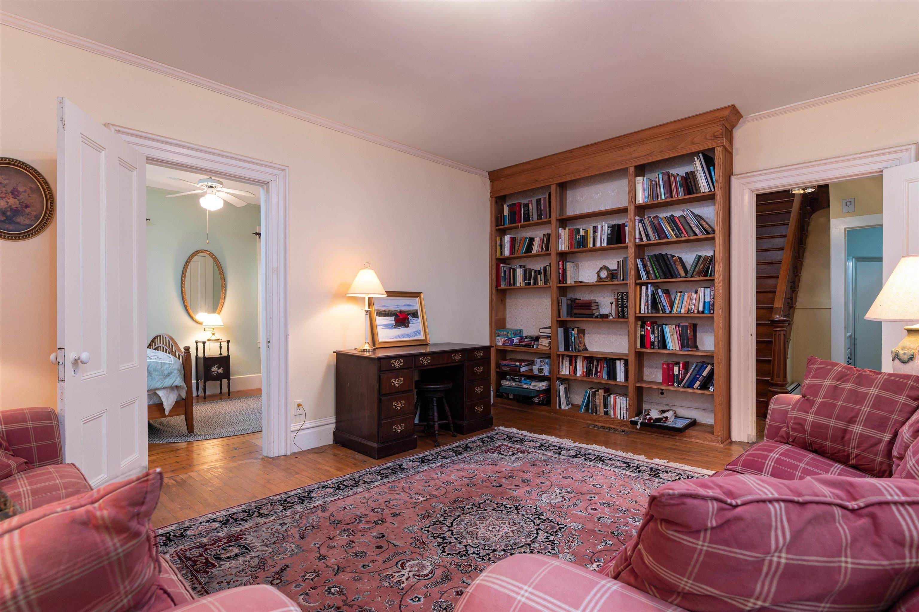 Built in bookshelves... 23176834
