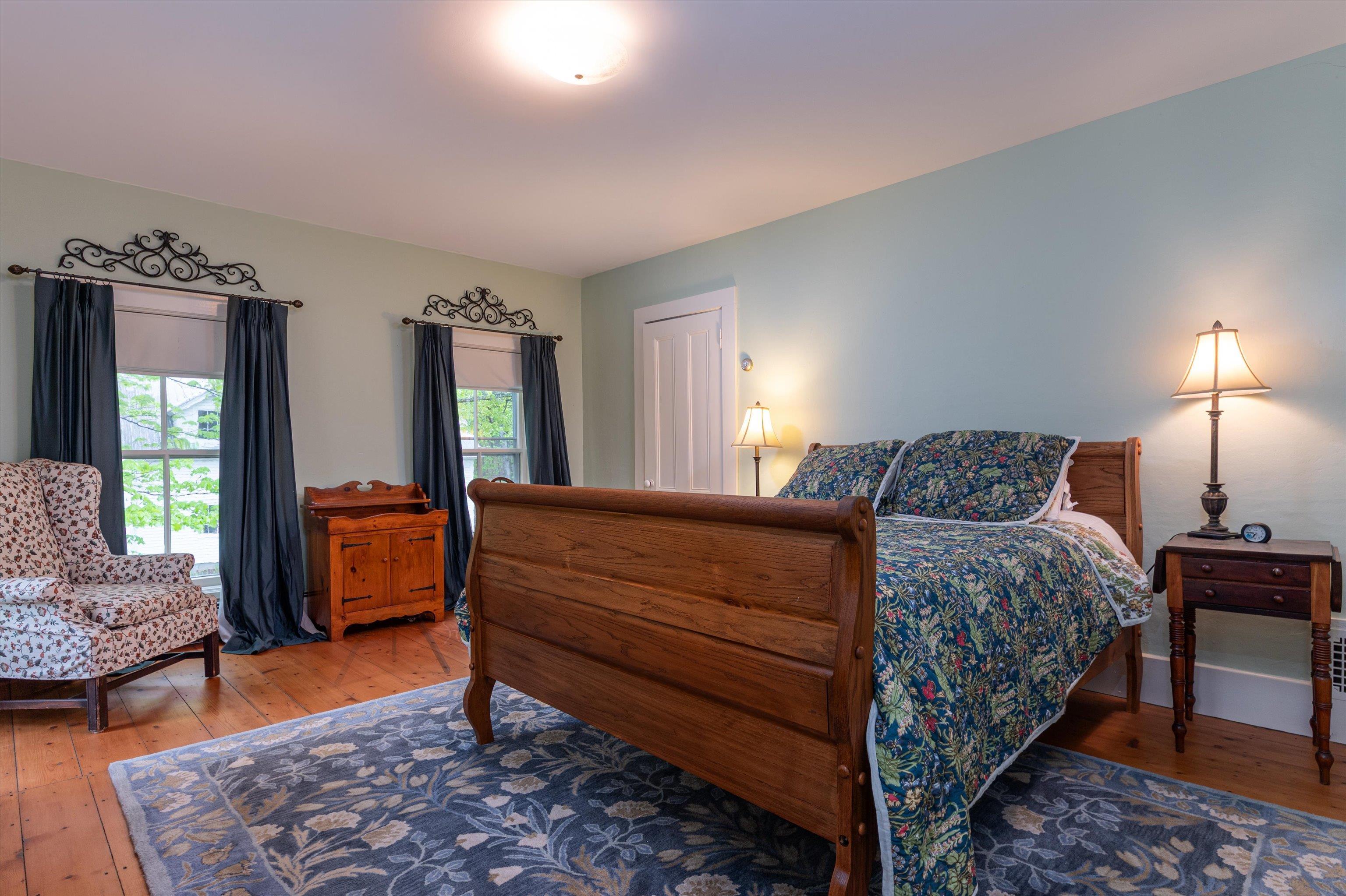 Guest bedroom on 2nd level 23176857