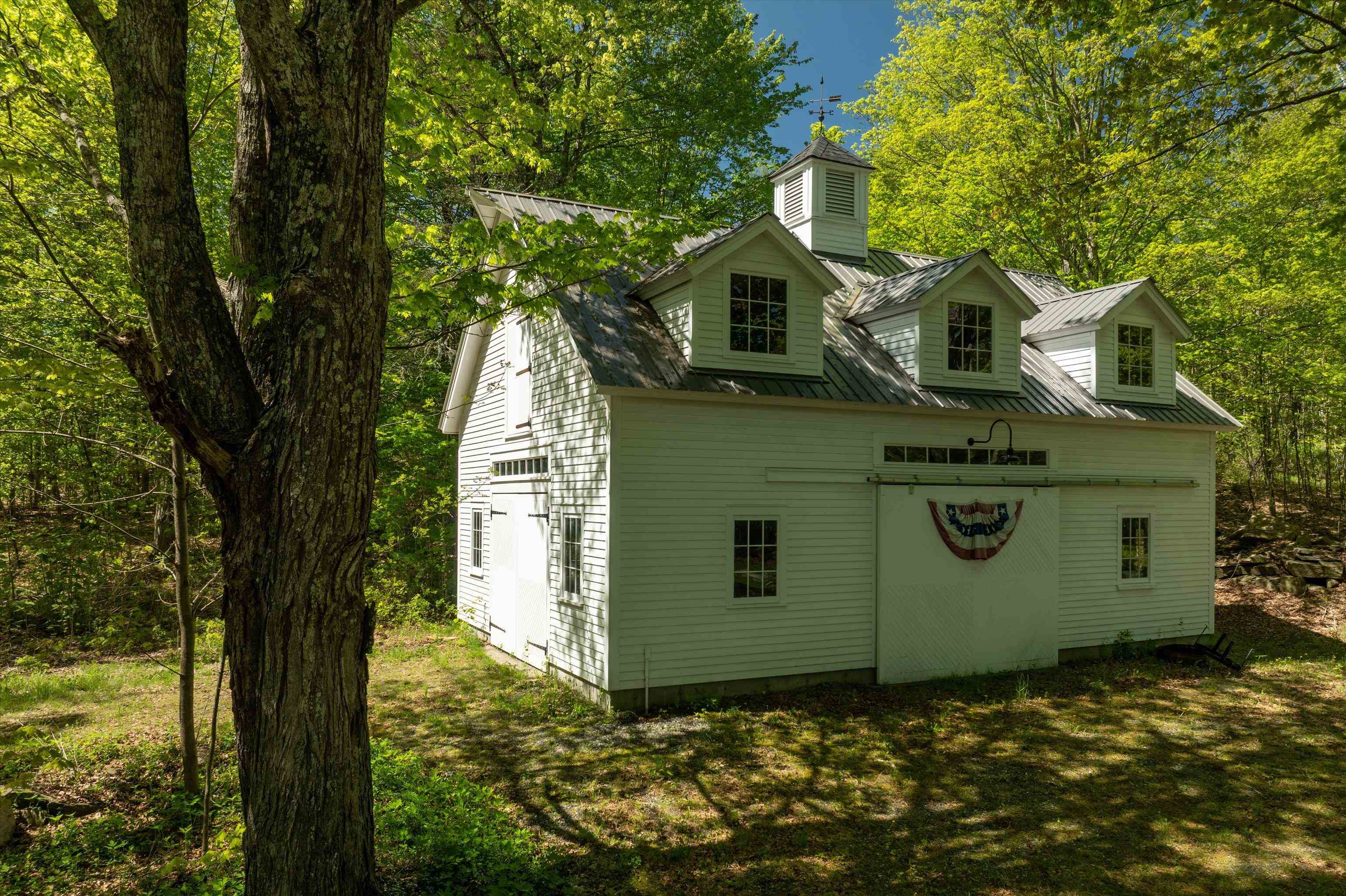 "English" Barn (30 x40) 23176904