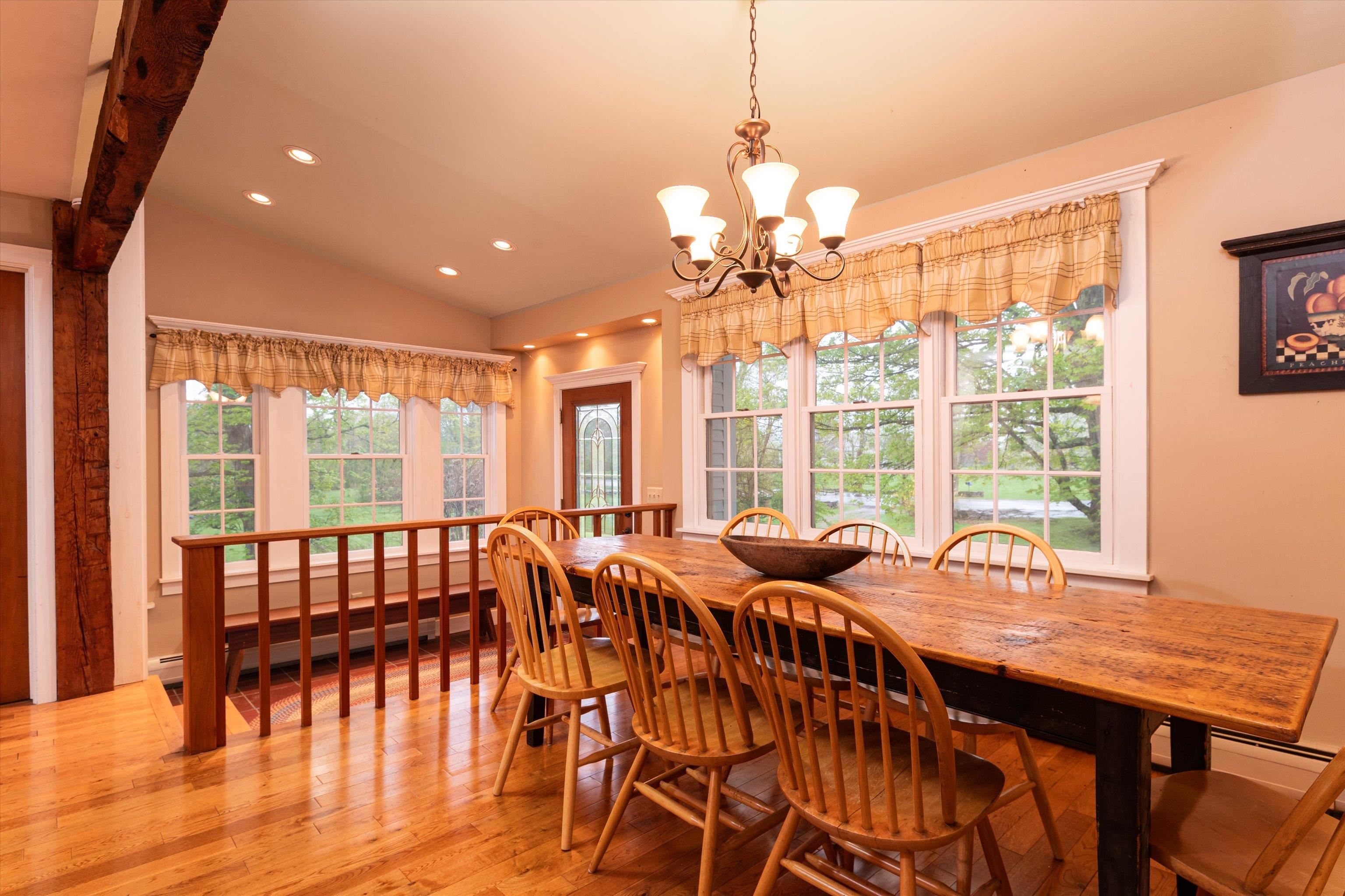 Dining area within kitchen 23176808