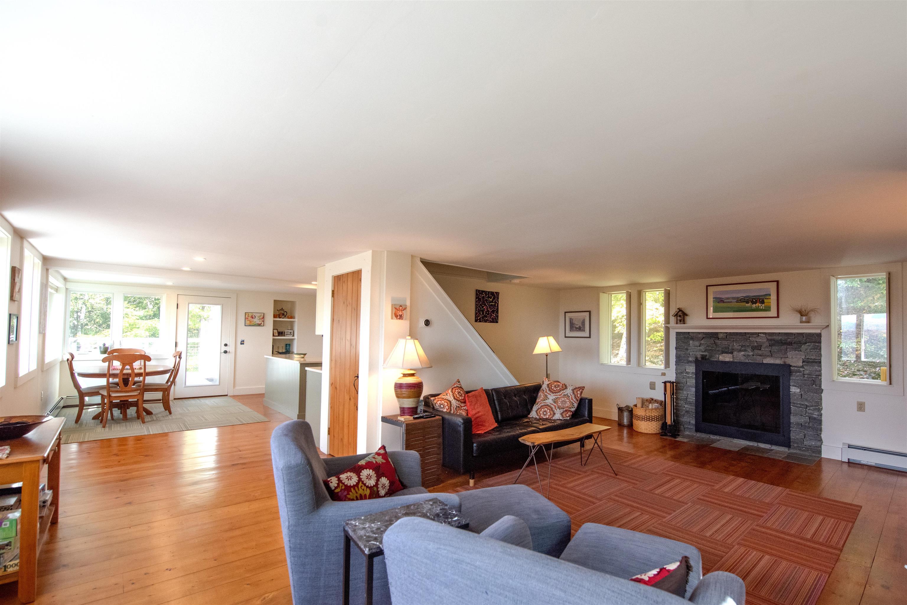 From the living to the dining area 23218423