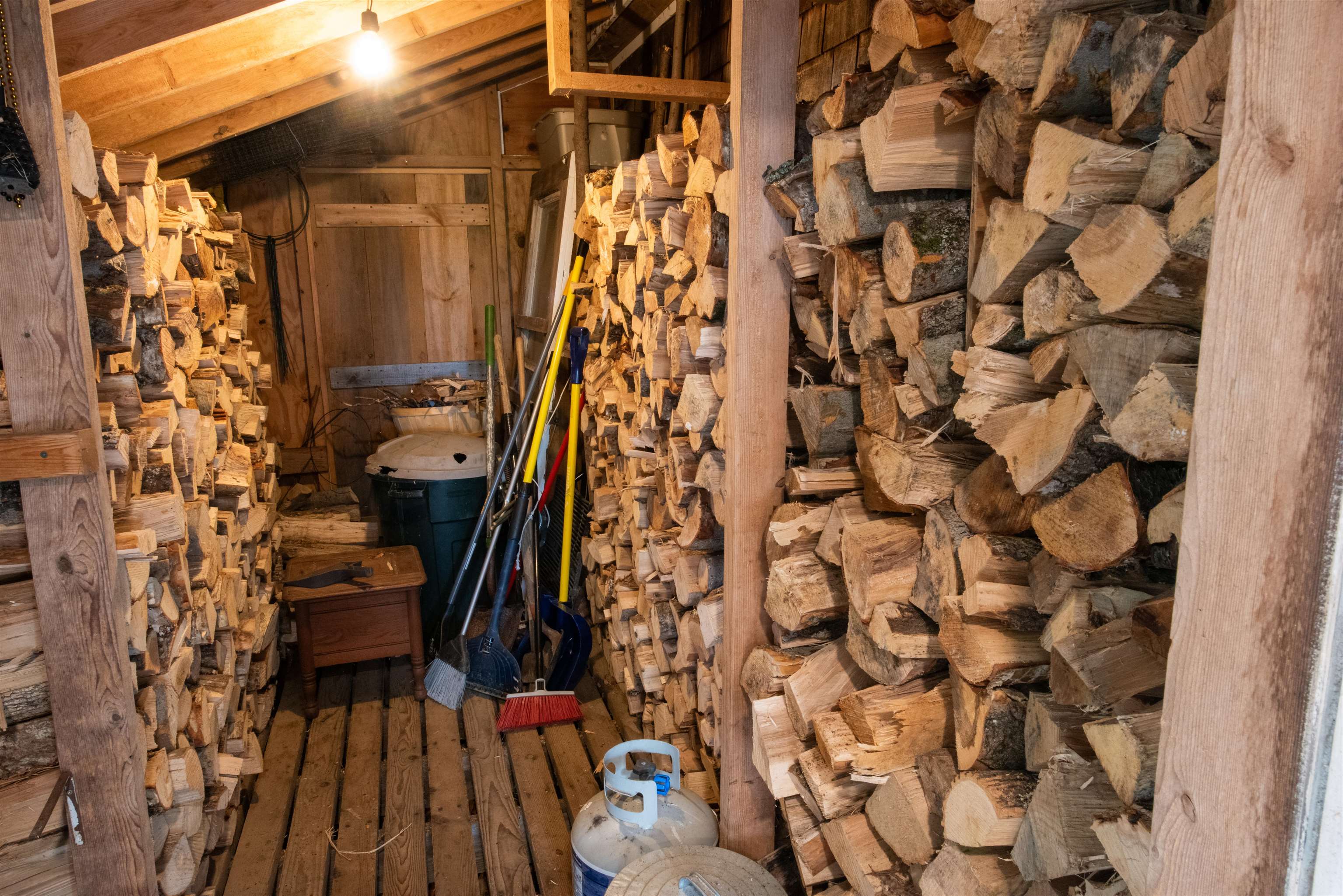 Woodshed off the mudroom 23218449
