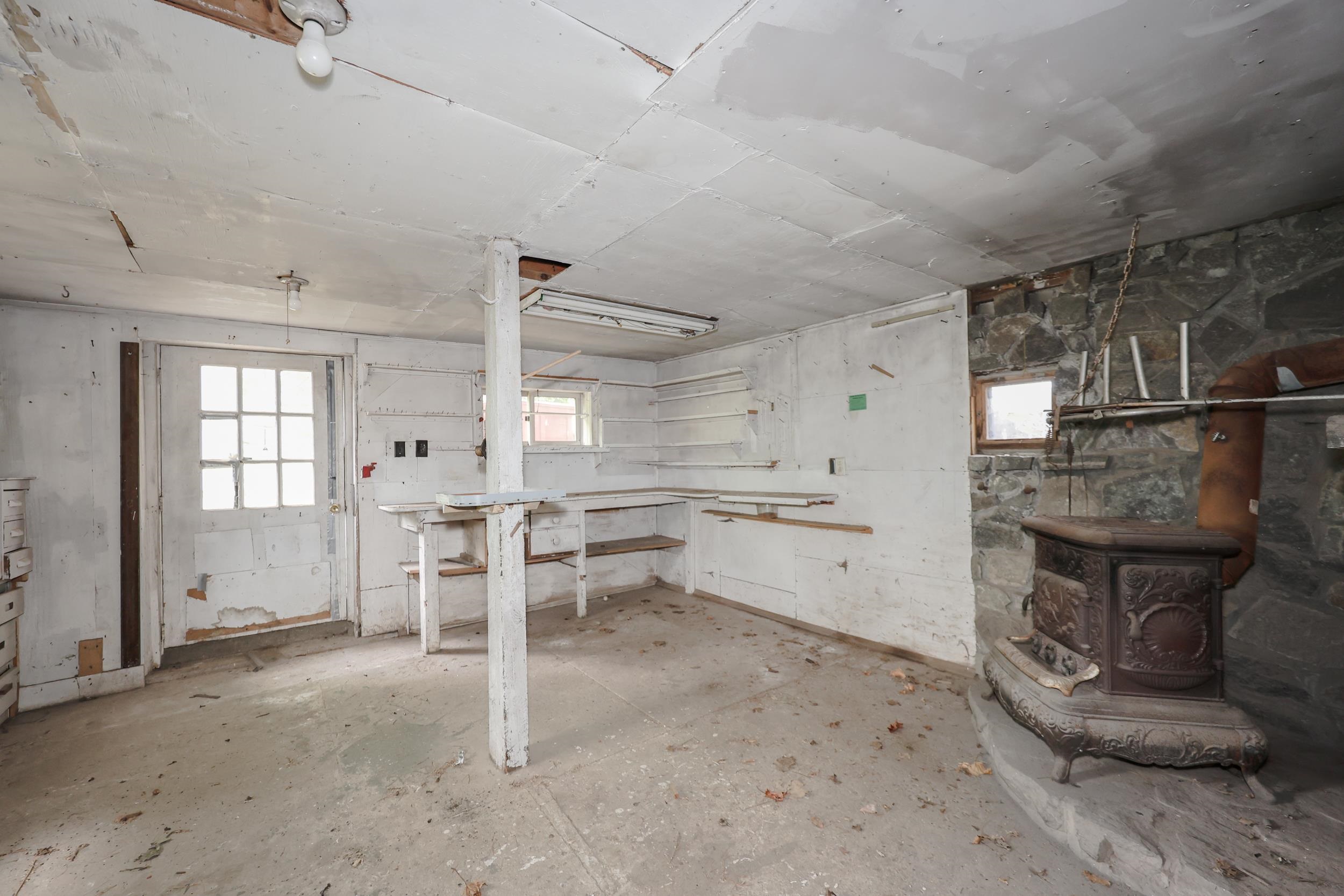 workshop / barn w wood stove 23223012