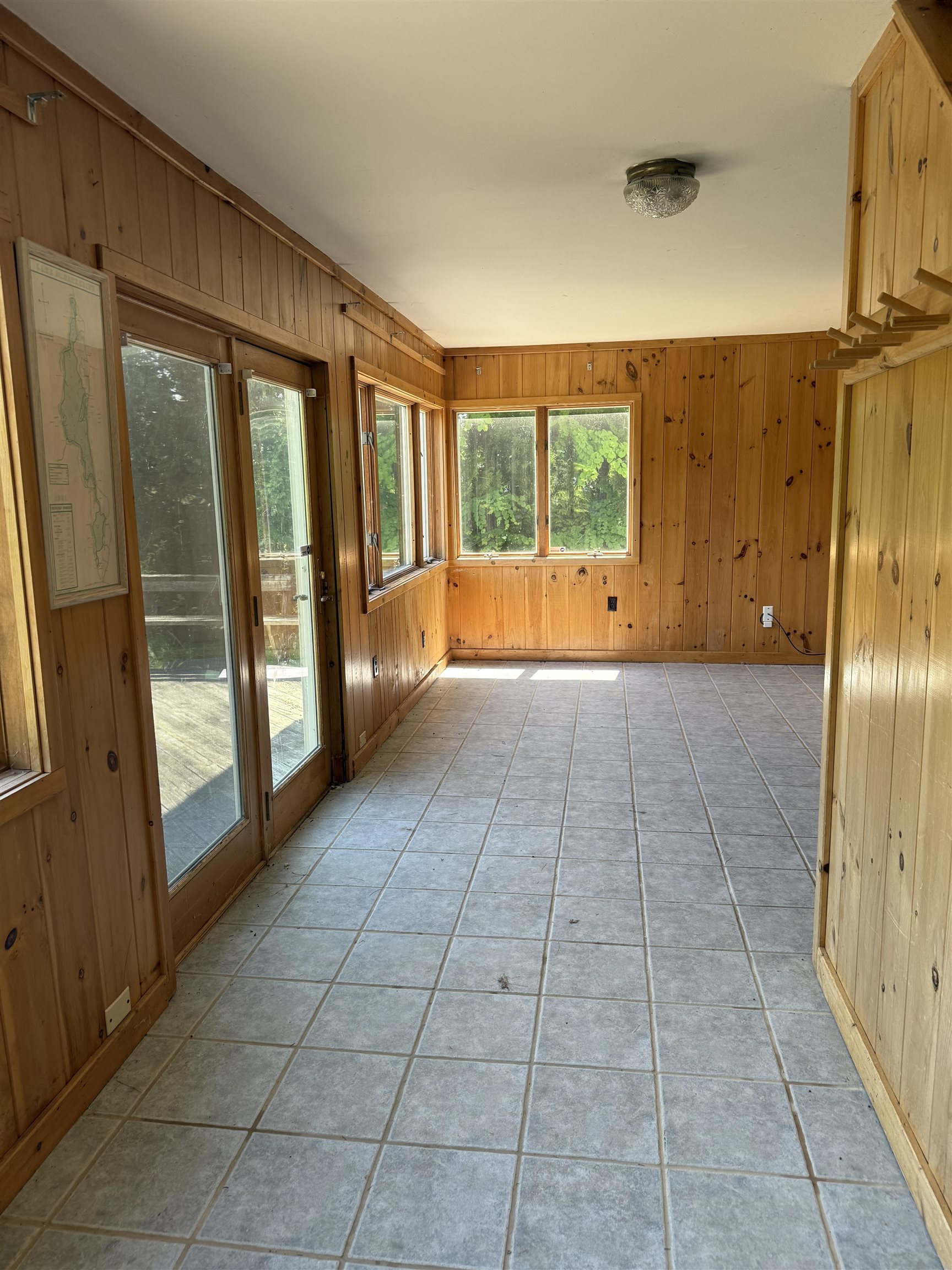 ENTRYWAY OR SUN ROOM