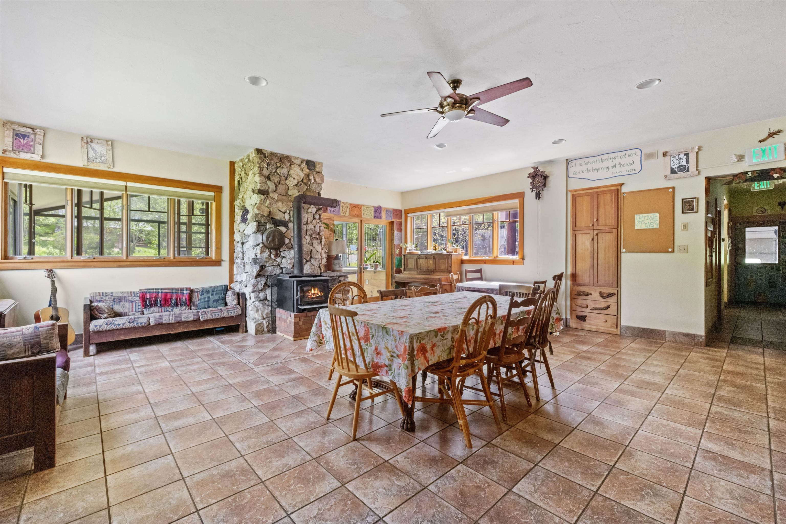 Lounge/Dining Area