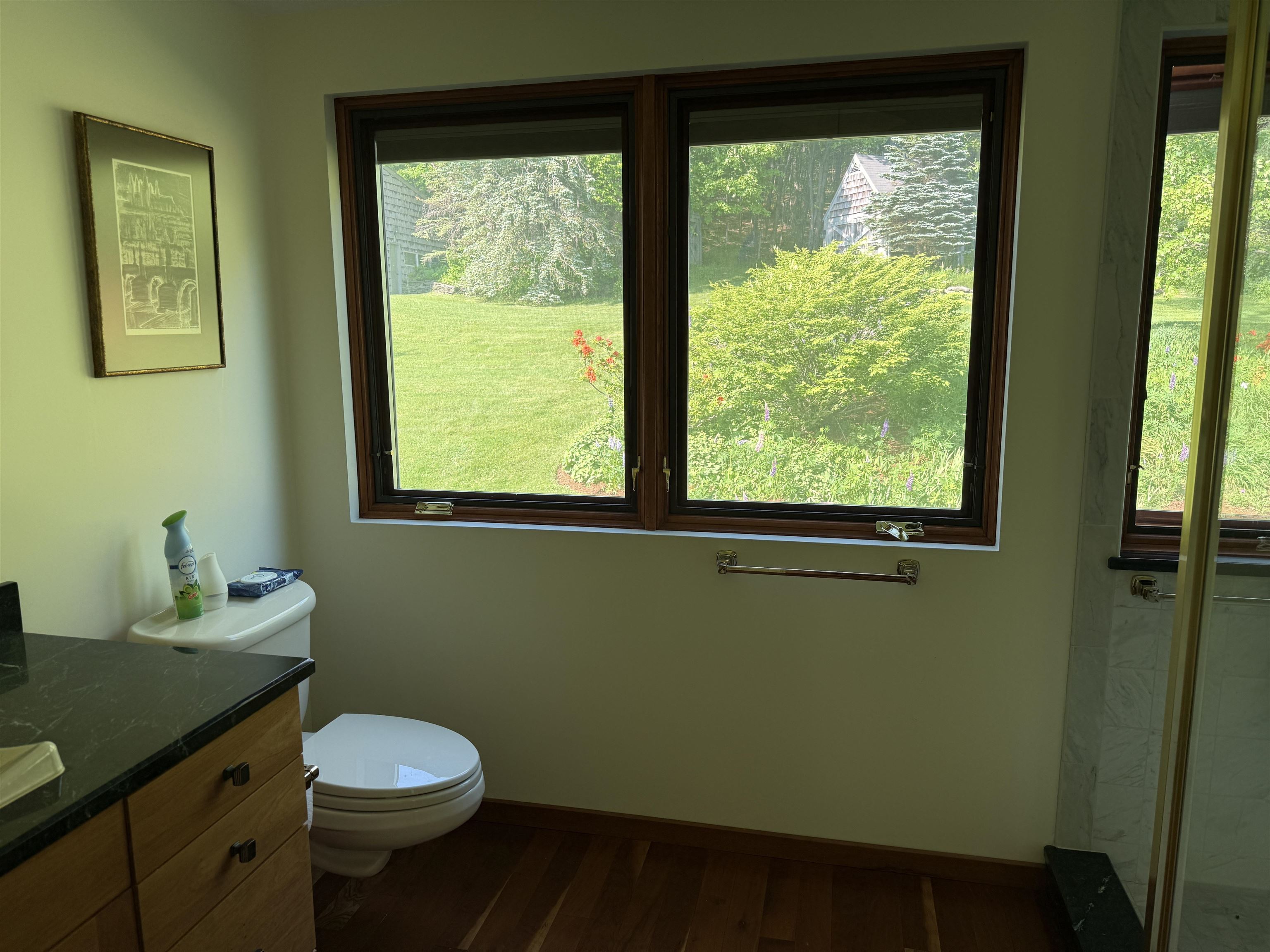 BATHROOM ON 2ND FLOOR