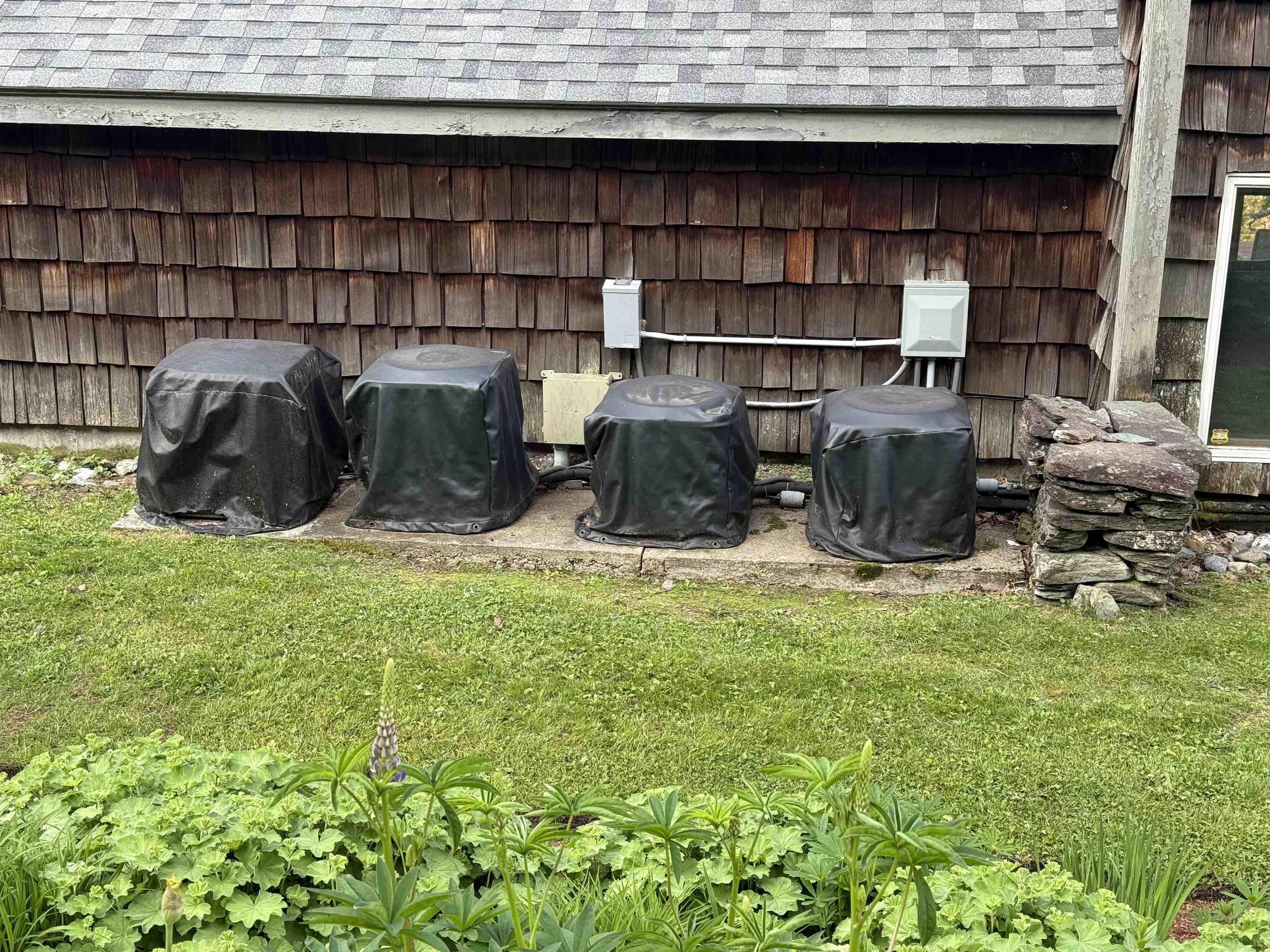 HOUSE HAS CENTRAL AIR