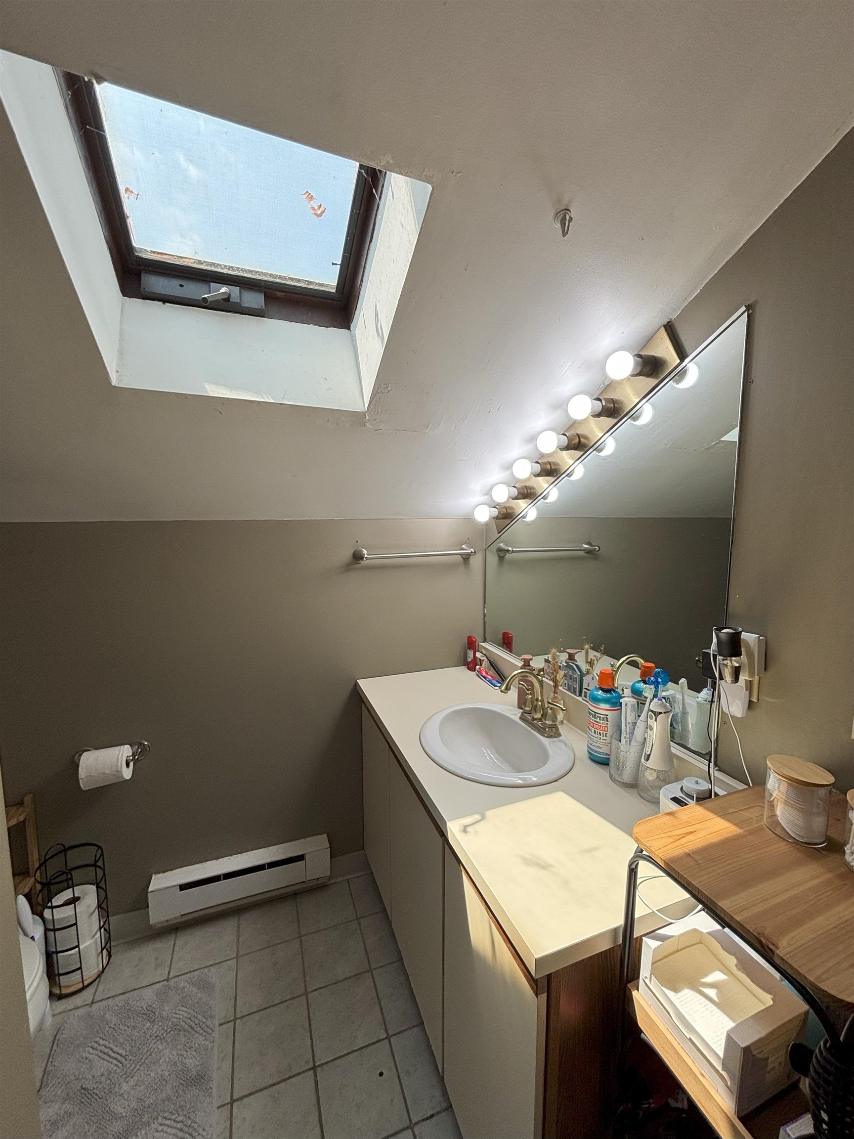 N Apt - Up - Bathroom