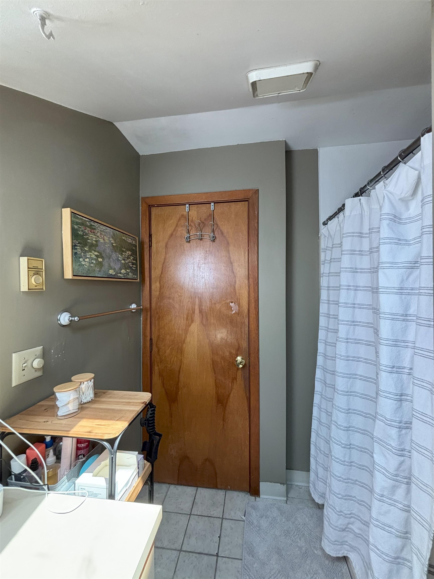 N Apt - Up - Bathroom
