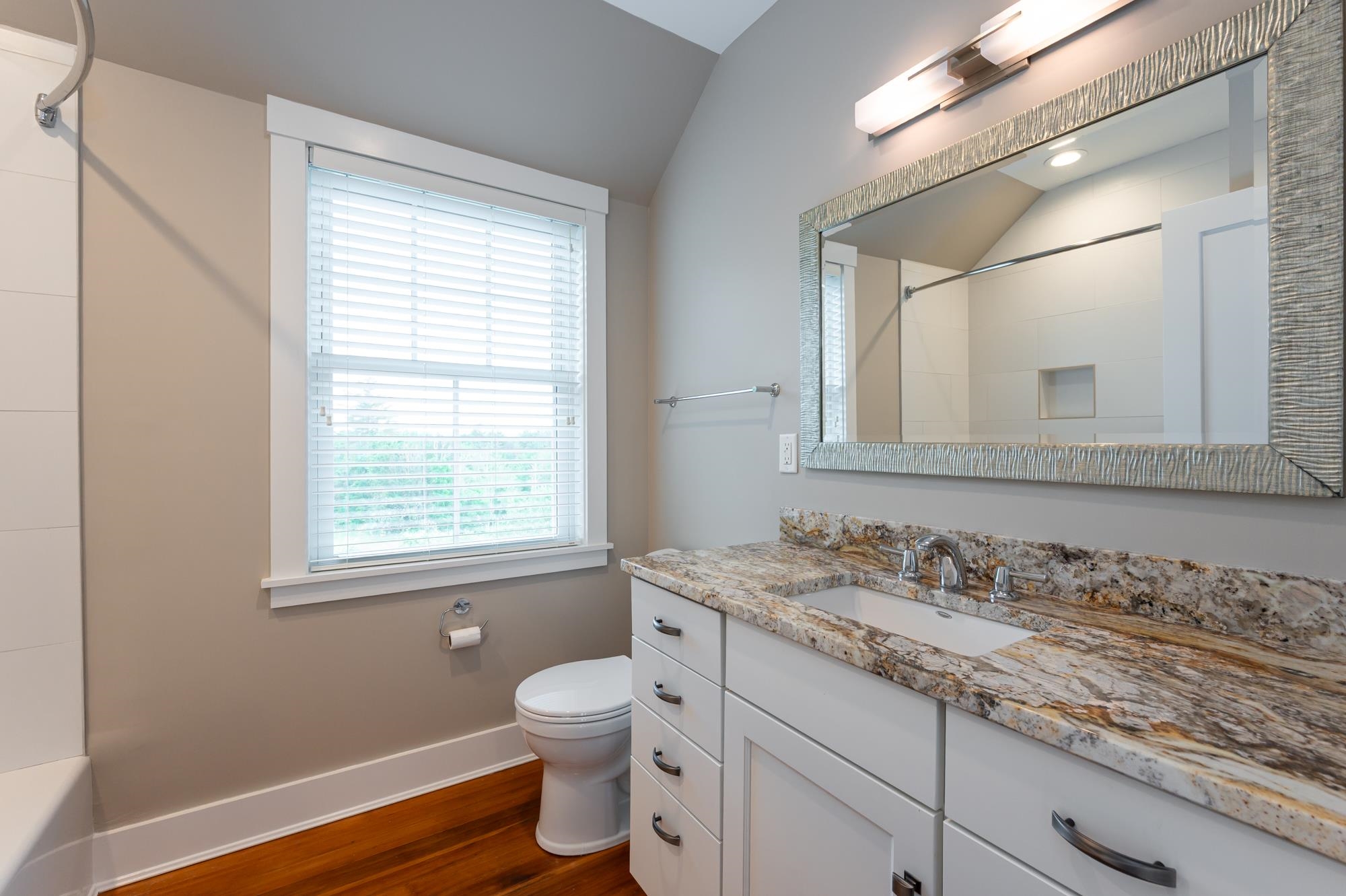 Second full bath with shower/tub