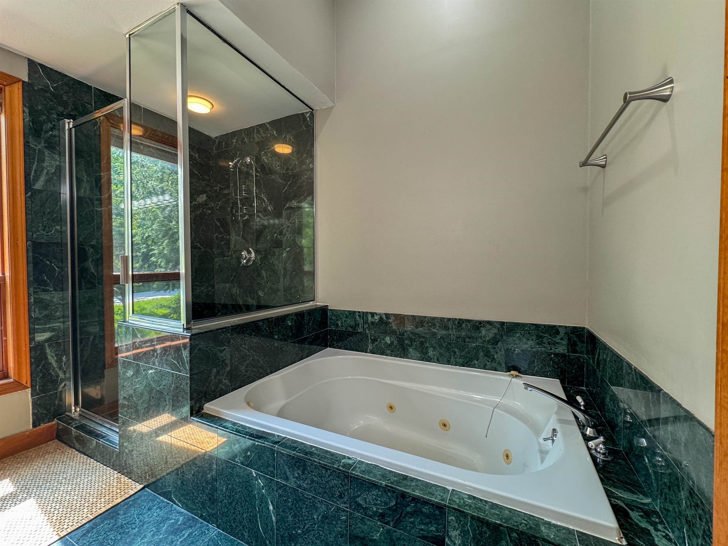 Spa tub