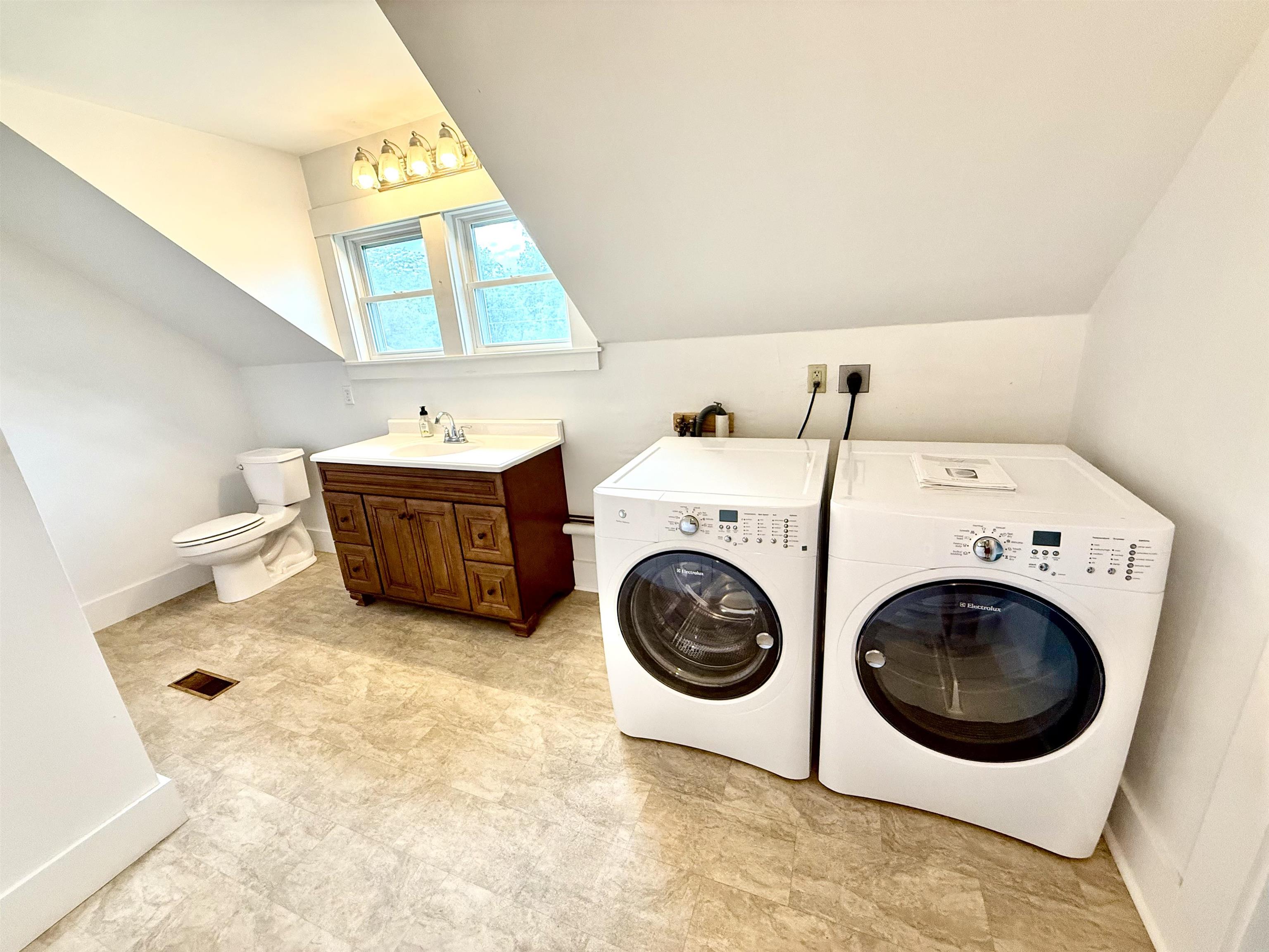 Upper level full bath