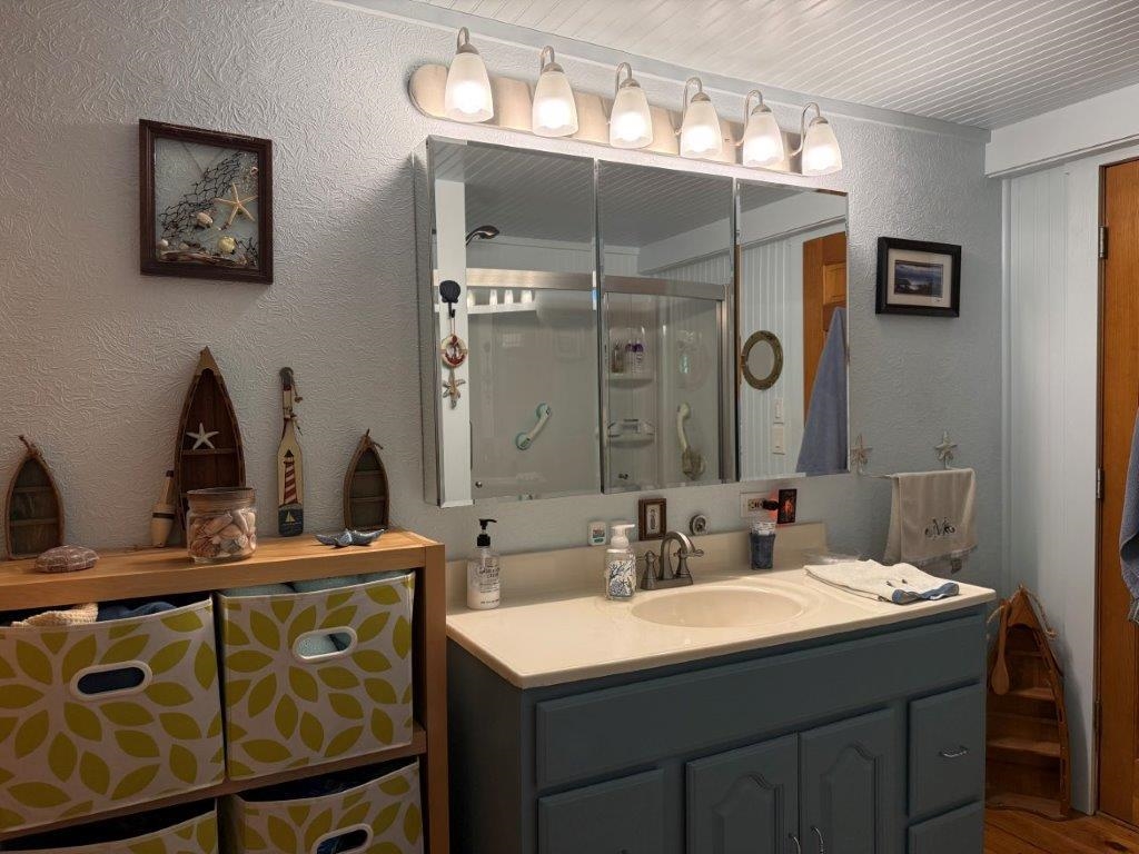 First Floor Bath 23526898